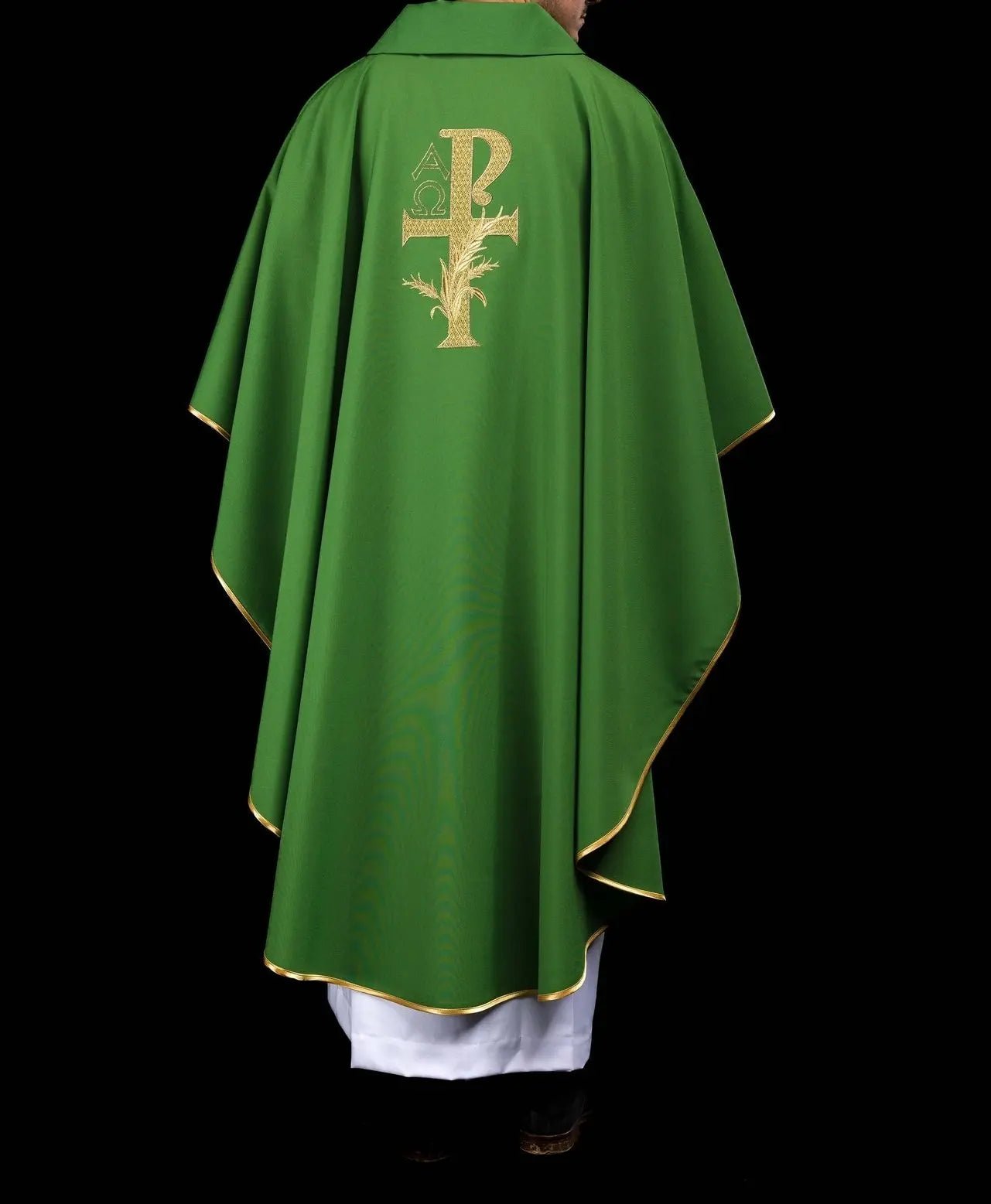 Chasuble brodée avec le symbole Alpha et Oméga et large col vert