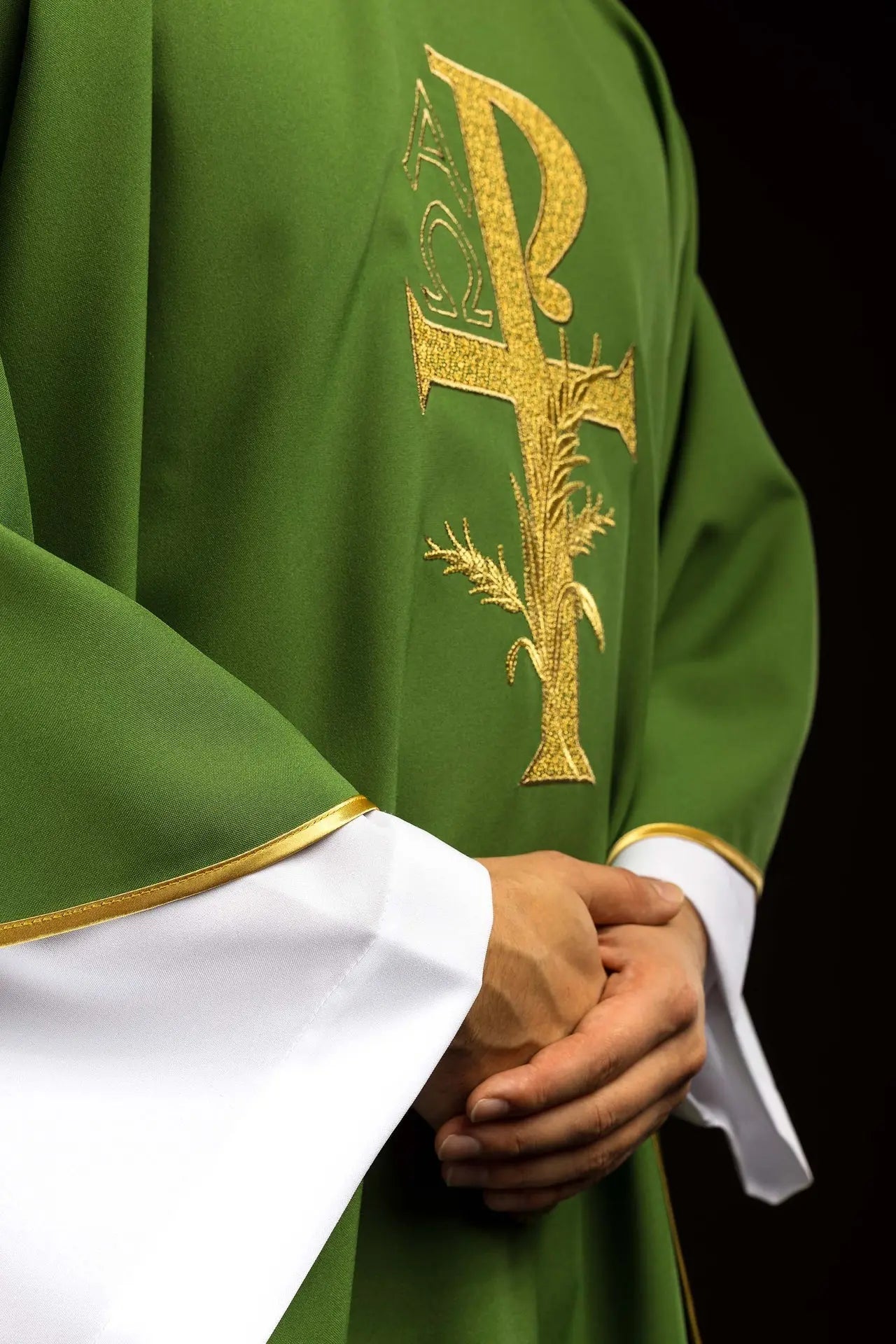 Chasuble brodée avec le symbole Alpha et Oméga et large col vert