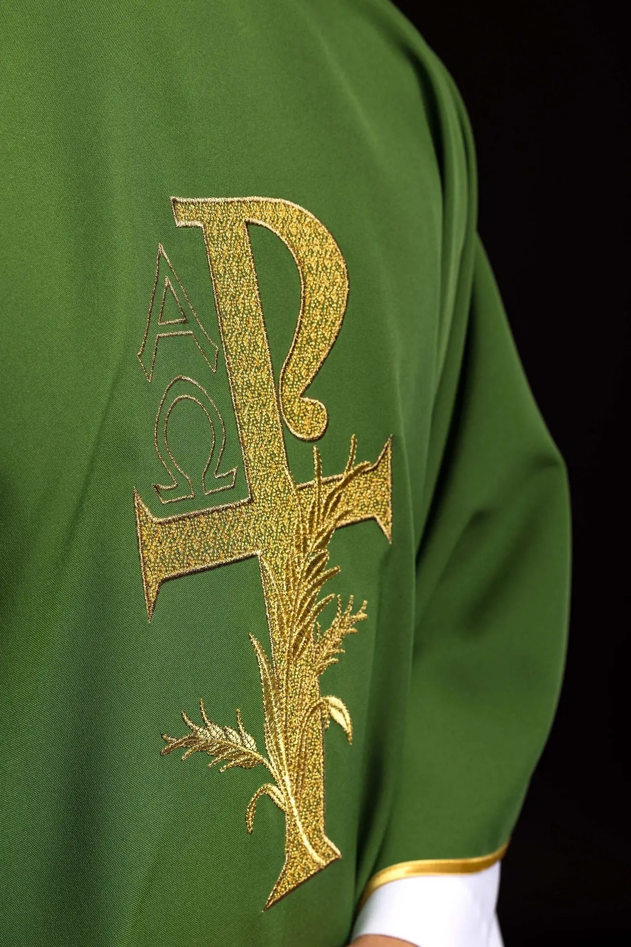 Chasuble brodée avec le symbole Alpha et Oméga et large col vert