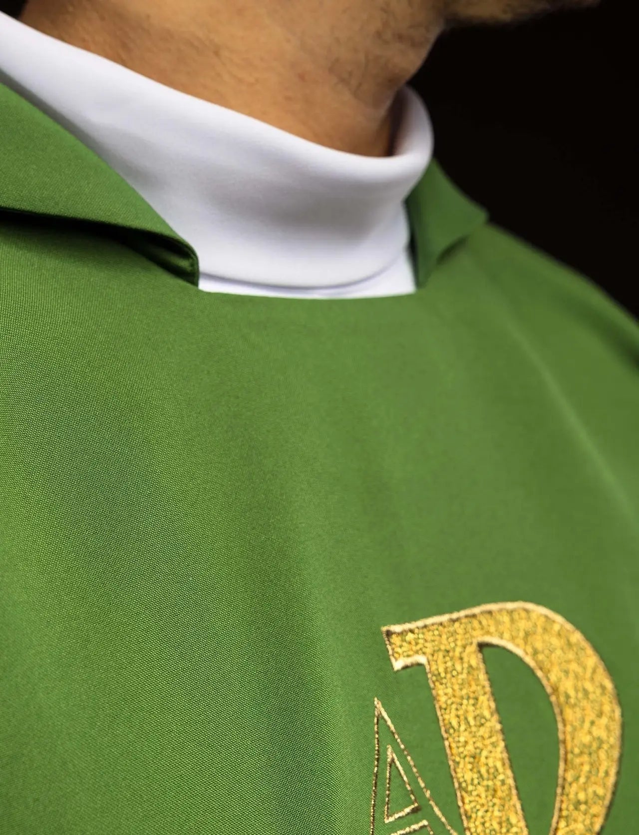Chasuble brodée avec le symbole Alpha et Oméga et large col vert