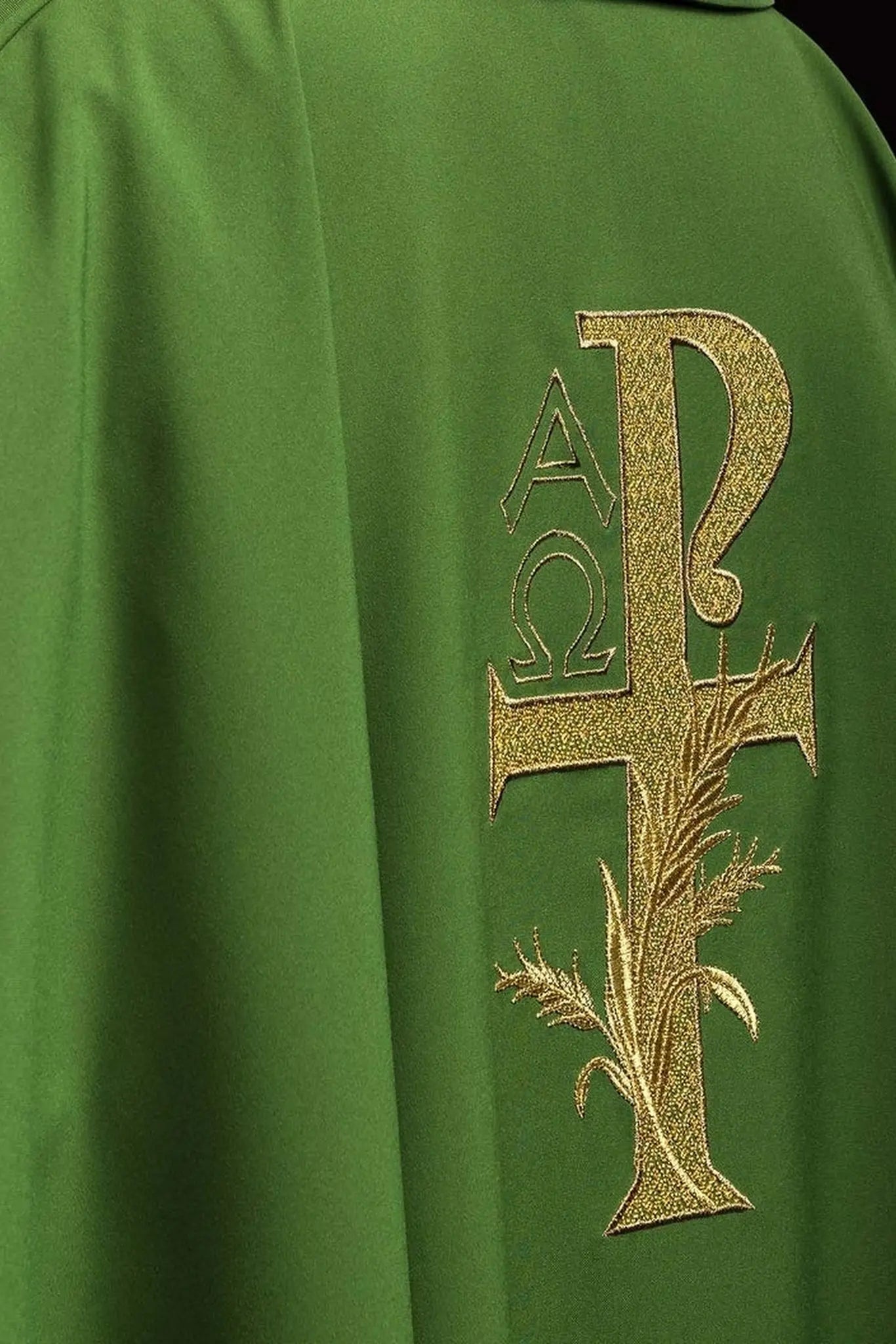 Chasuble brodée avec le symbole Alpha et Oméga et large col vert