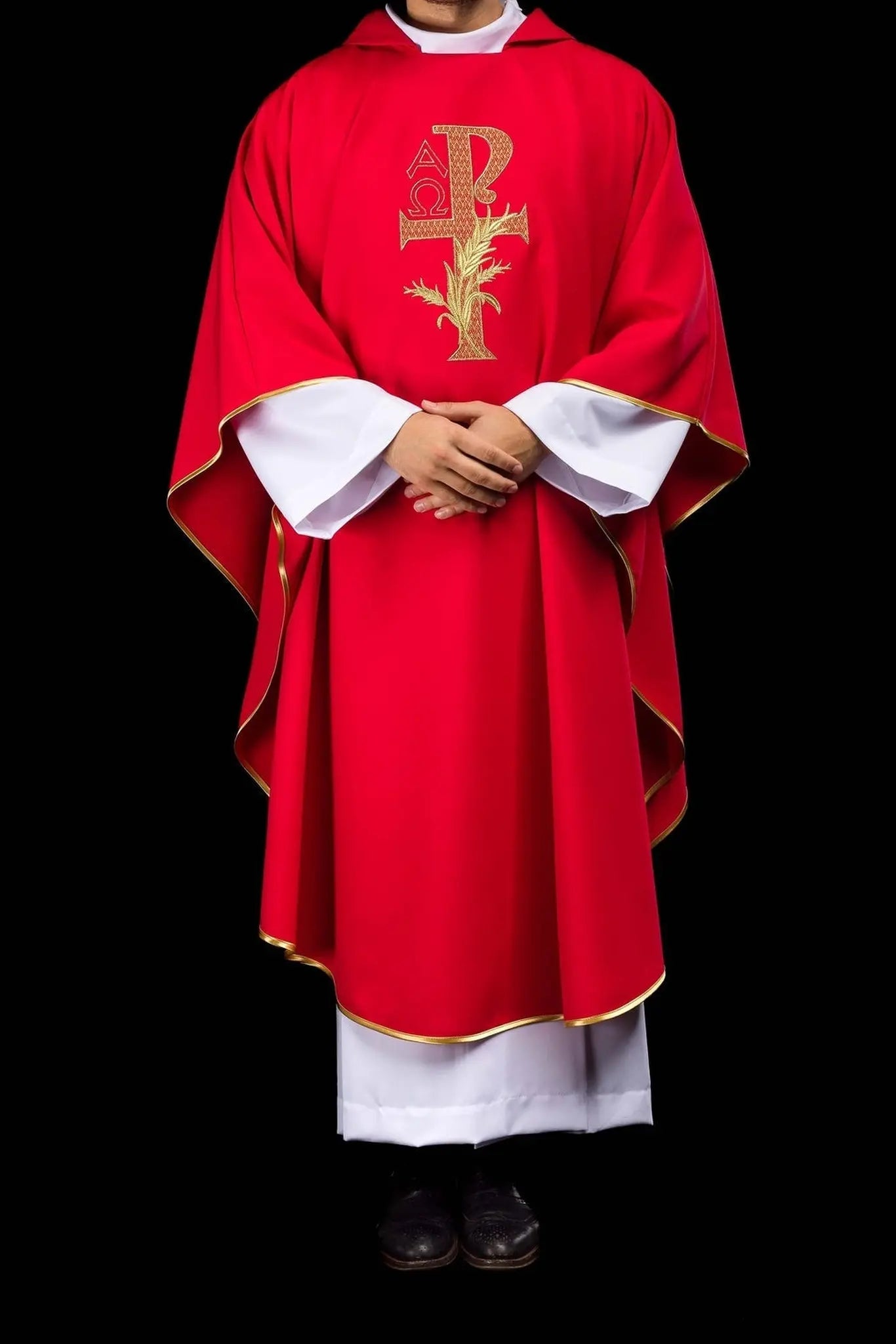 Chasuble brodée avec le symbole Alpha et Oméga et large col rouge