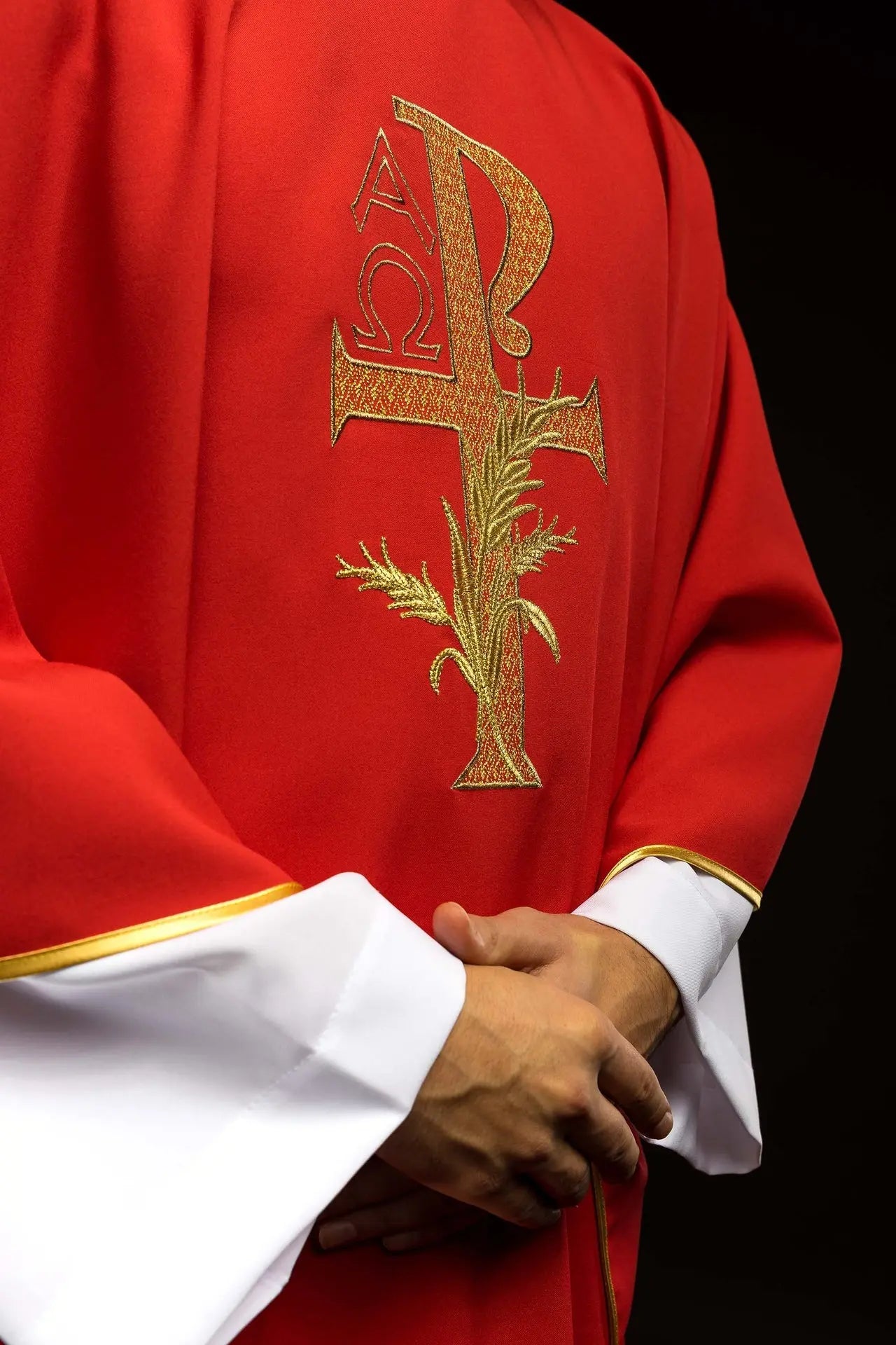 Chasuble brodée avec le symbole Alpha et Oméga et large col rouge