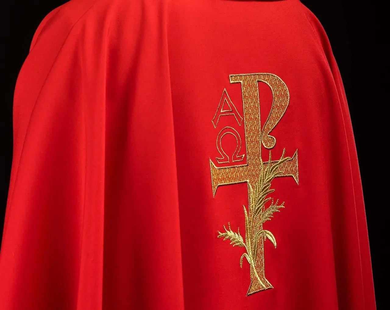 Chasuble brodée avec le symbole Alpha et Oméga et large col rouge