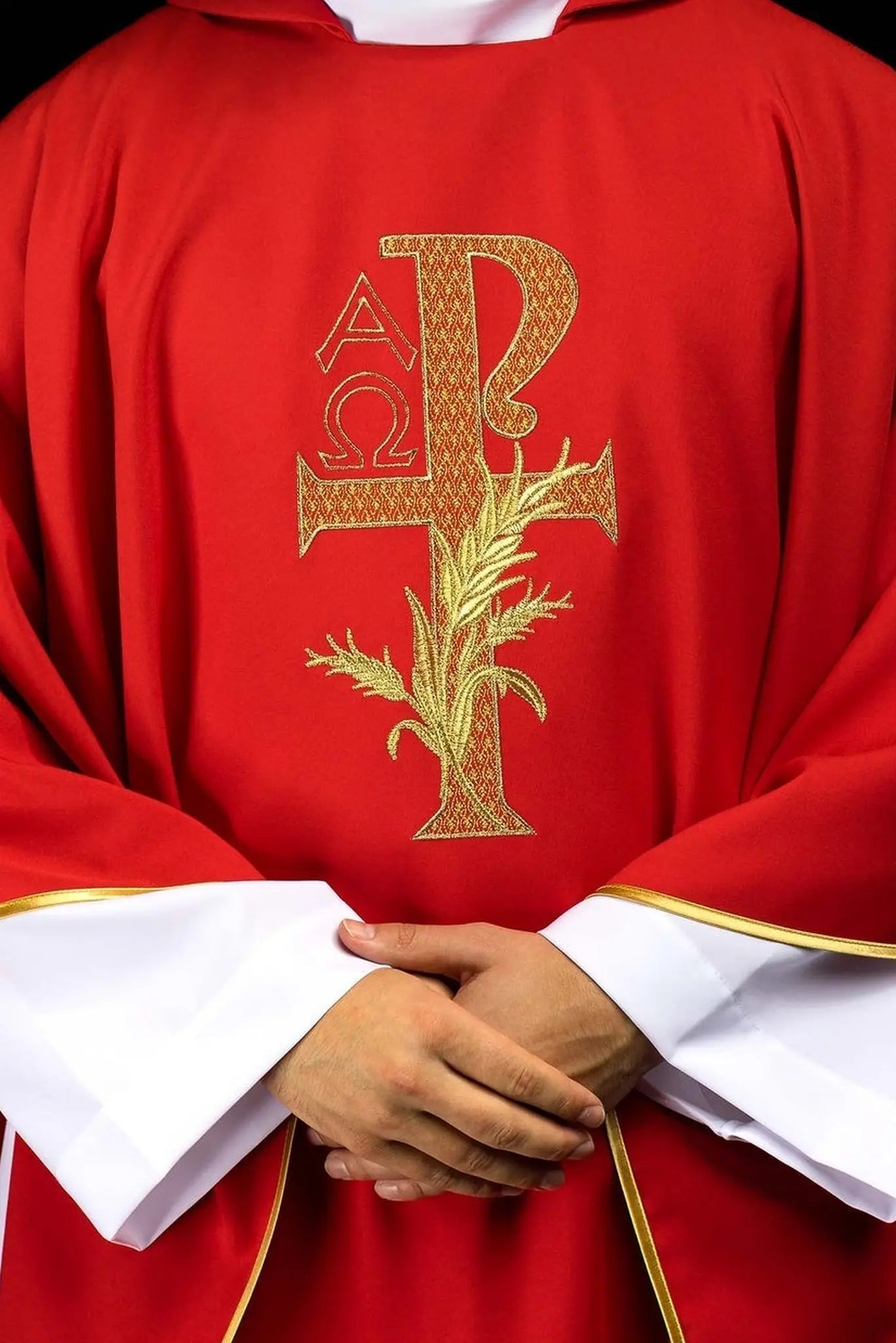 Chasuble brodée avec le symbole Alpha et Oméga et large col rouge