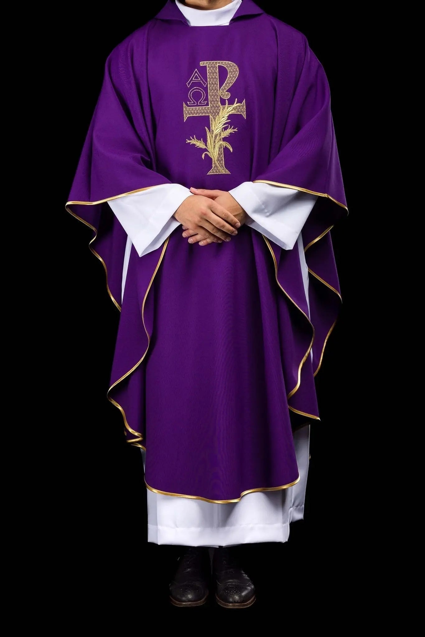 Chasuble brodée avec le symbole Alpha et Oméga et large col violet