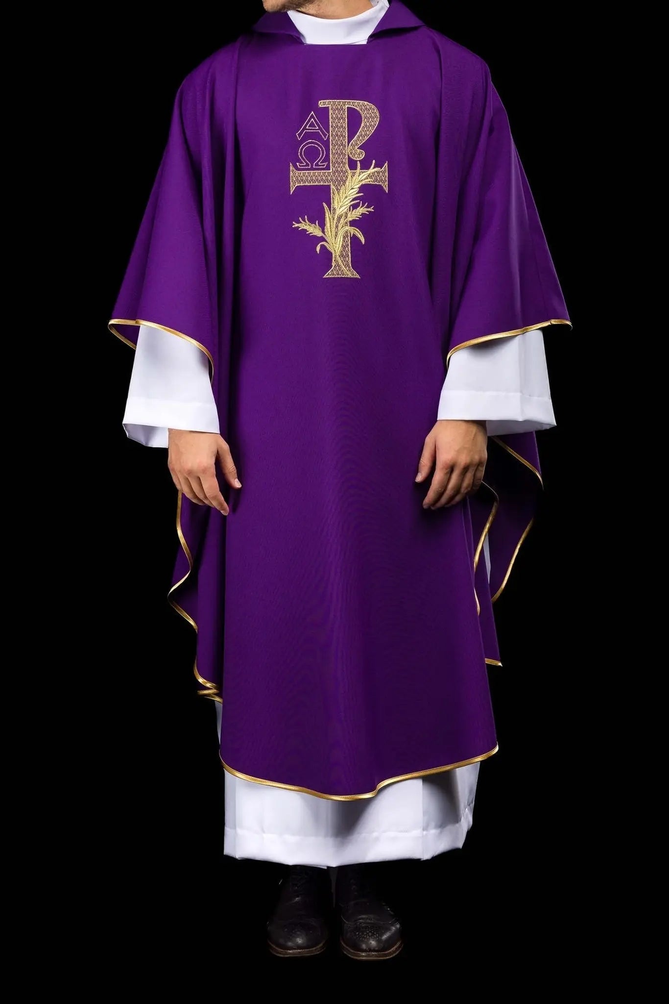 Chasuble brodée avec le symbole Alpha et Oméga et large col violet