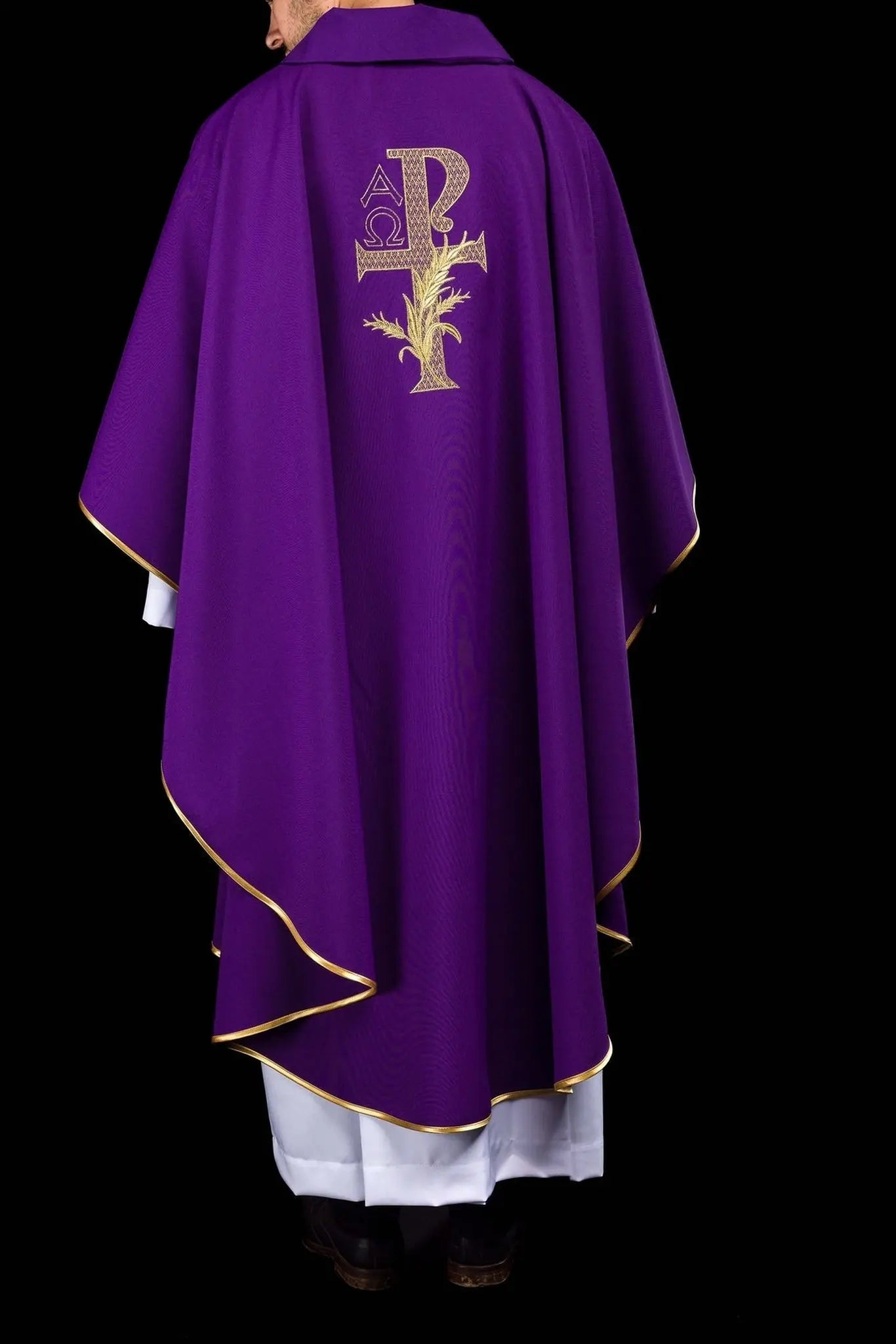 Chasuble brodée avec le symbole Alpha et Oméga et large col violet