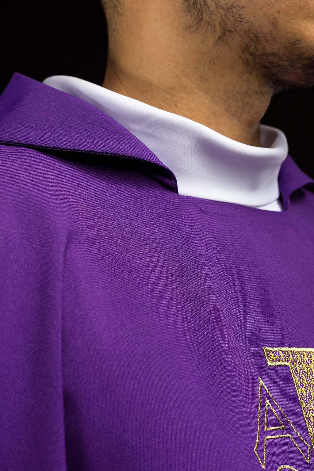 Ornement brodé avec le symbole Alpha et Oméga avec un large col violet