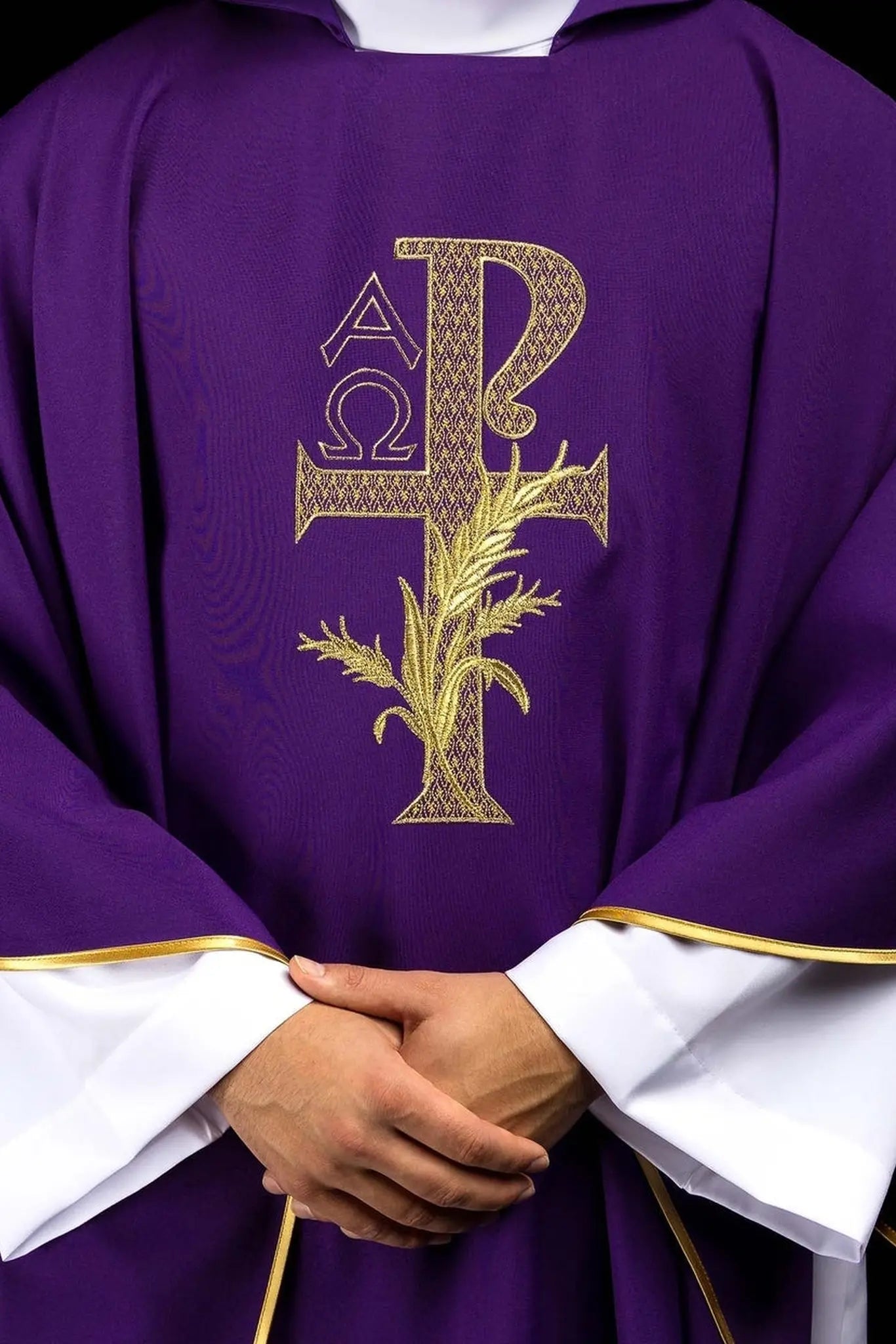 Chasuble brodée avec le symbole Alpha et Oméga et large col violet