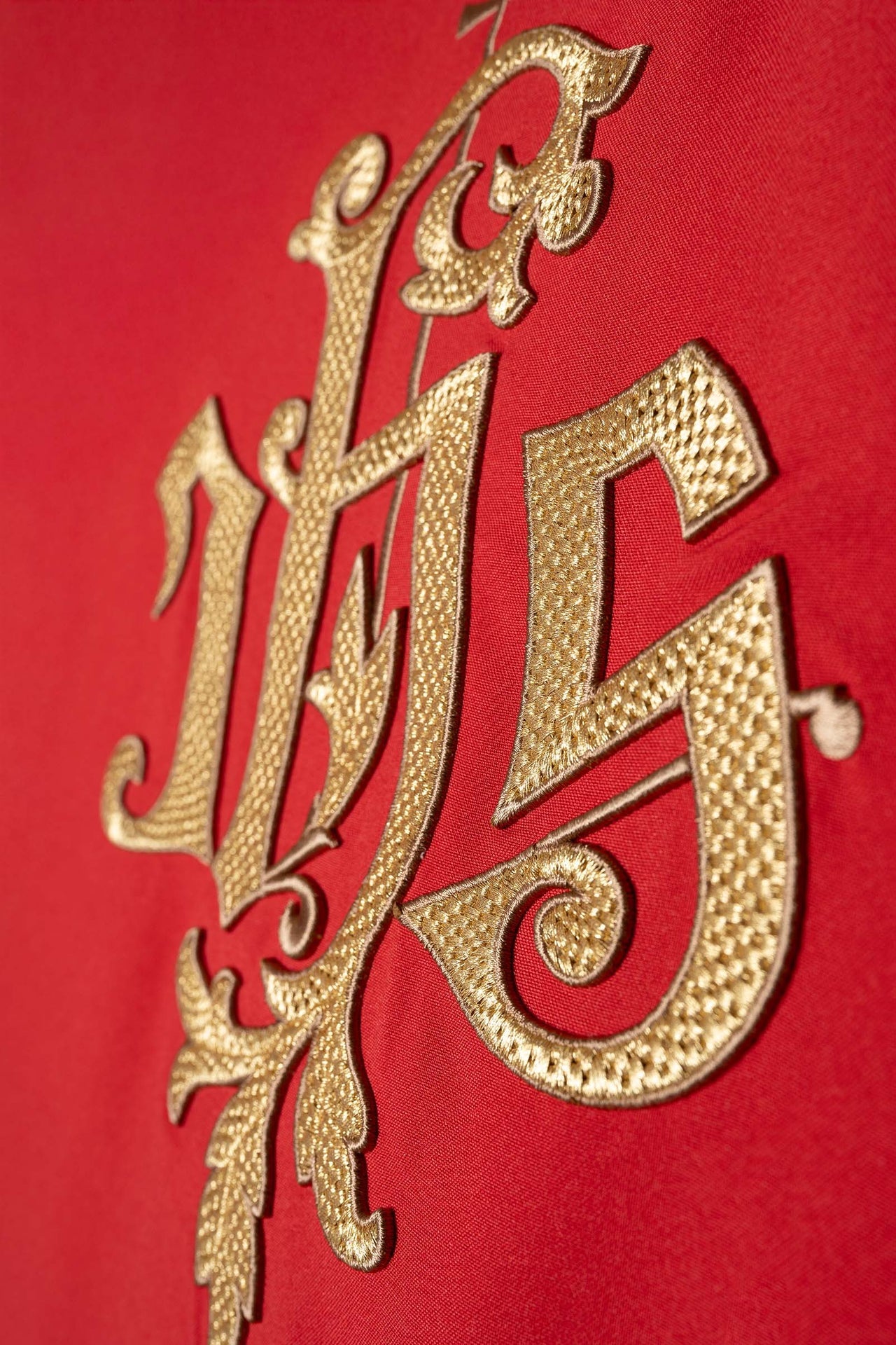 Czerwony ornat ze złotym haftem IHS - ORNATY.PL