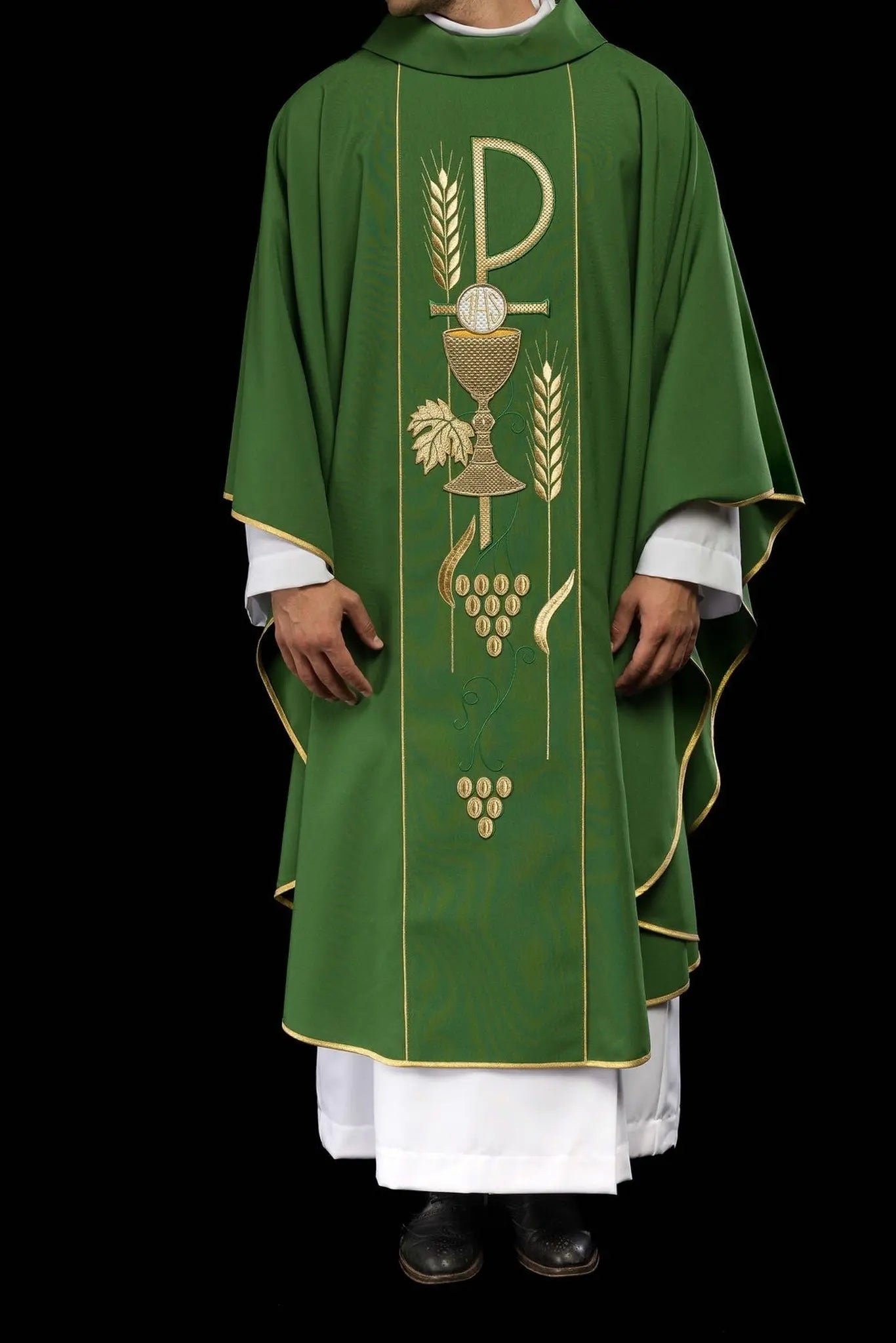 Chasuble verte brodée avec un motif de calice IHS