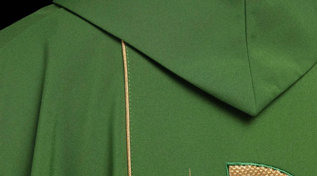 Chasuble verte brodée avec un motif de calice IHS