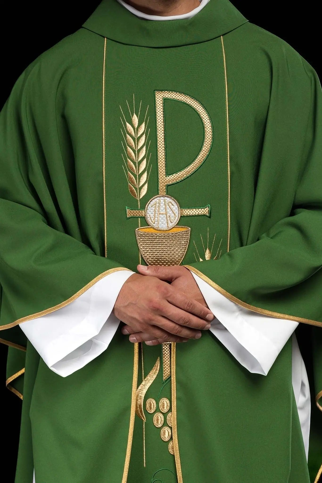 Chasuble verte brodée avec un motif de calice IHS