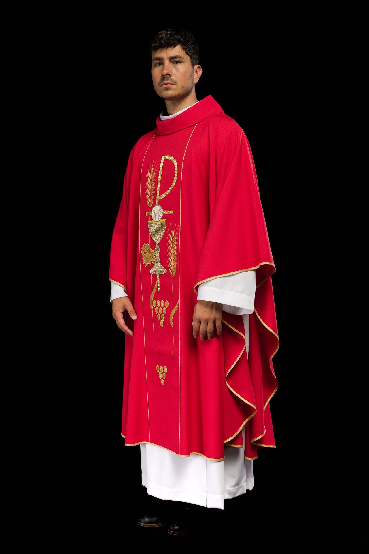 Czerwony ornat haftowany z wzorem Kielicha IHS - ORNATY.PL