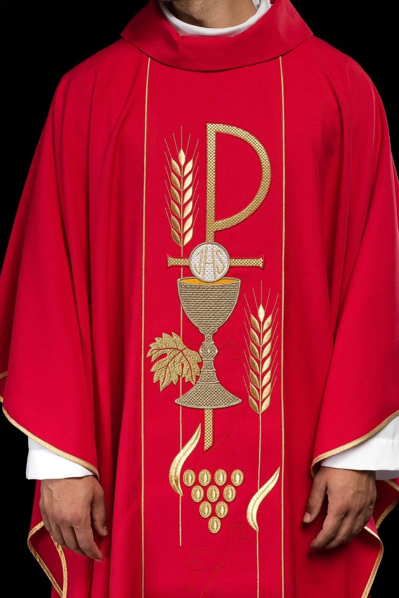 Chasuble rouge brodée avec motif calice IHS