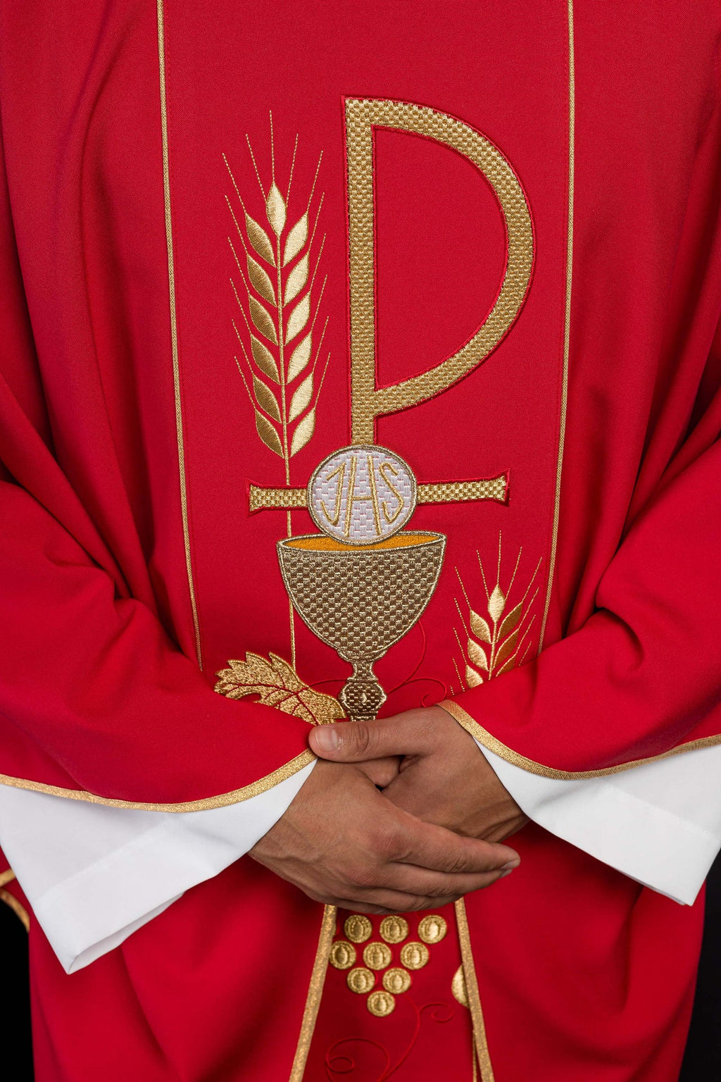 Czerwony ornat haftowany z wzorem Kielicha IHS - ORNATY.PL