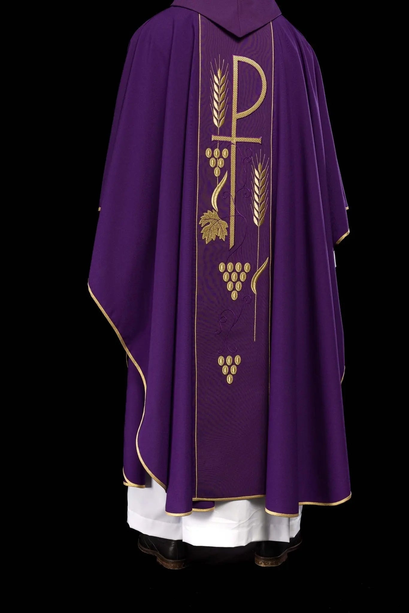 Chasuble violette brodée avec motif calice IHS