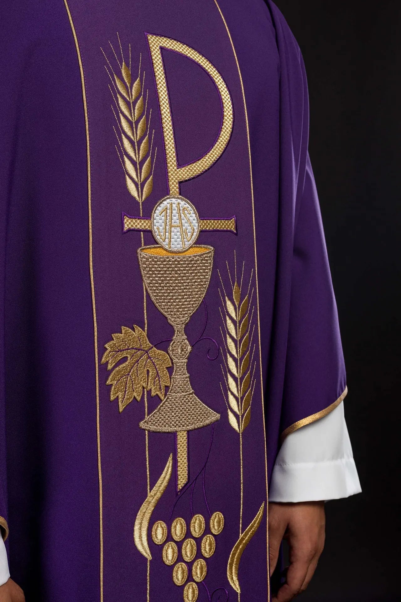 Chasuble violette brodée avec motif calice IHS