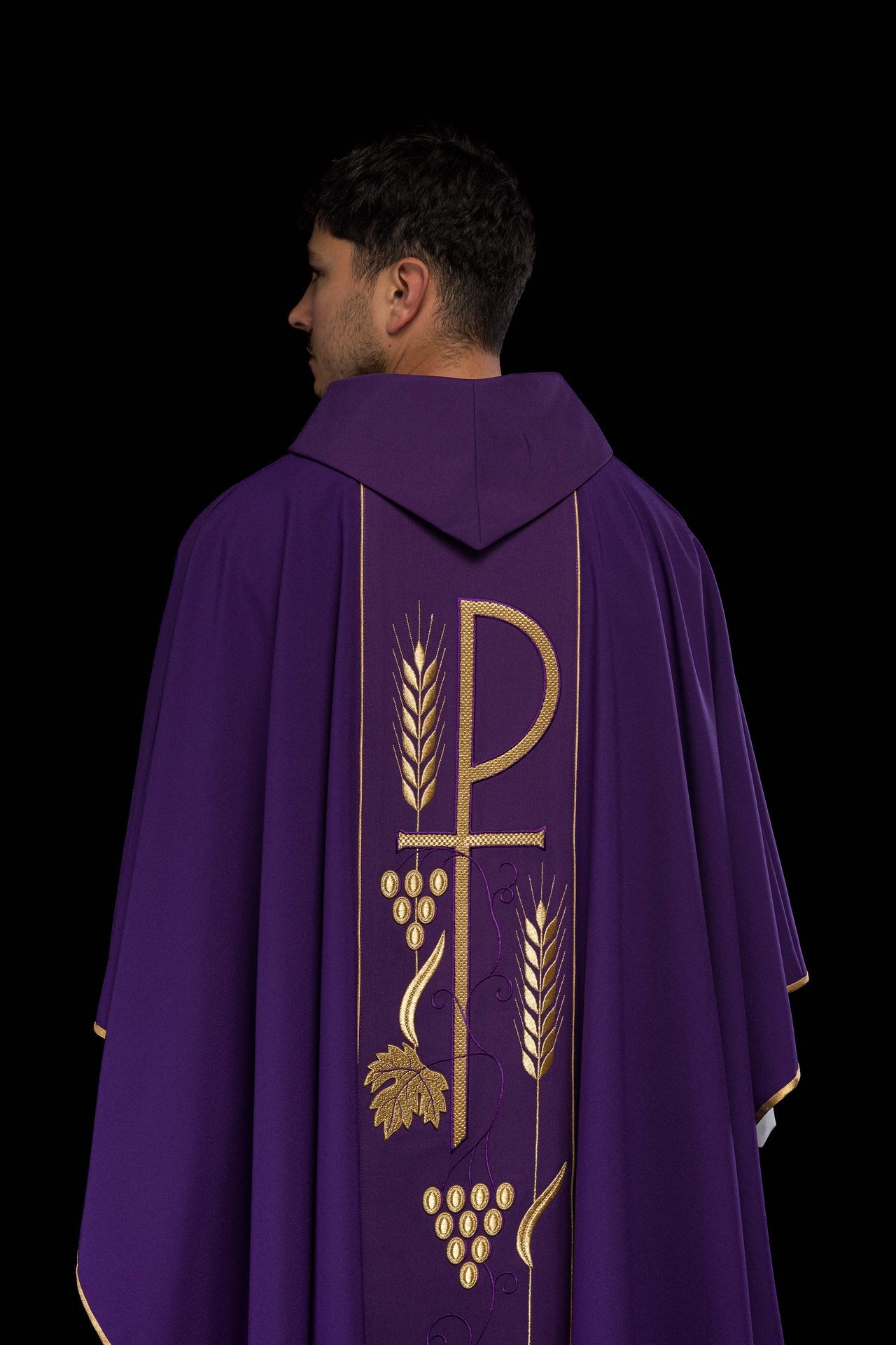 Fioletowy ornat haftowany z wzorem Kielicha IHS - ORNATY.PL