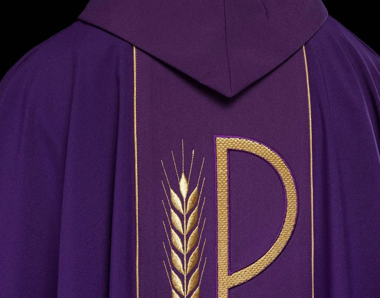 Chasuble violette brodée avec motif calice IHS