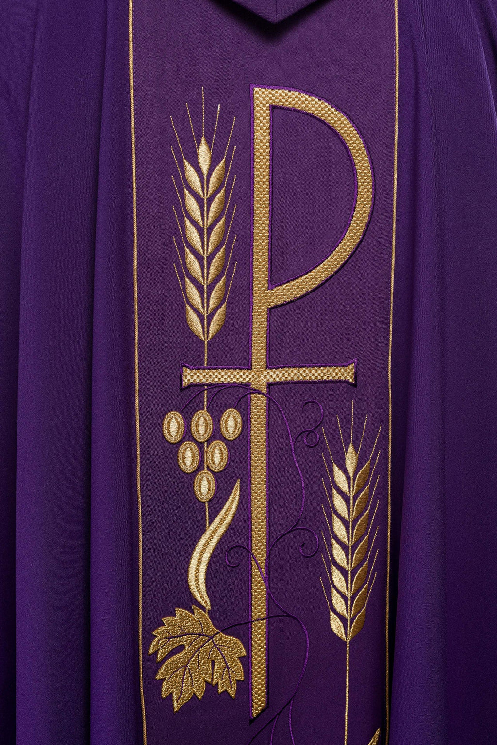 Fioletowy ornat haftowany z wzorem Kielicha IHS - ORNATY.PL