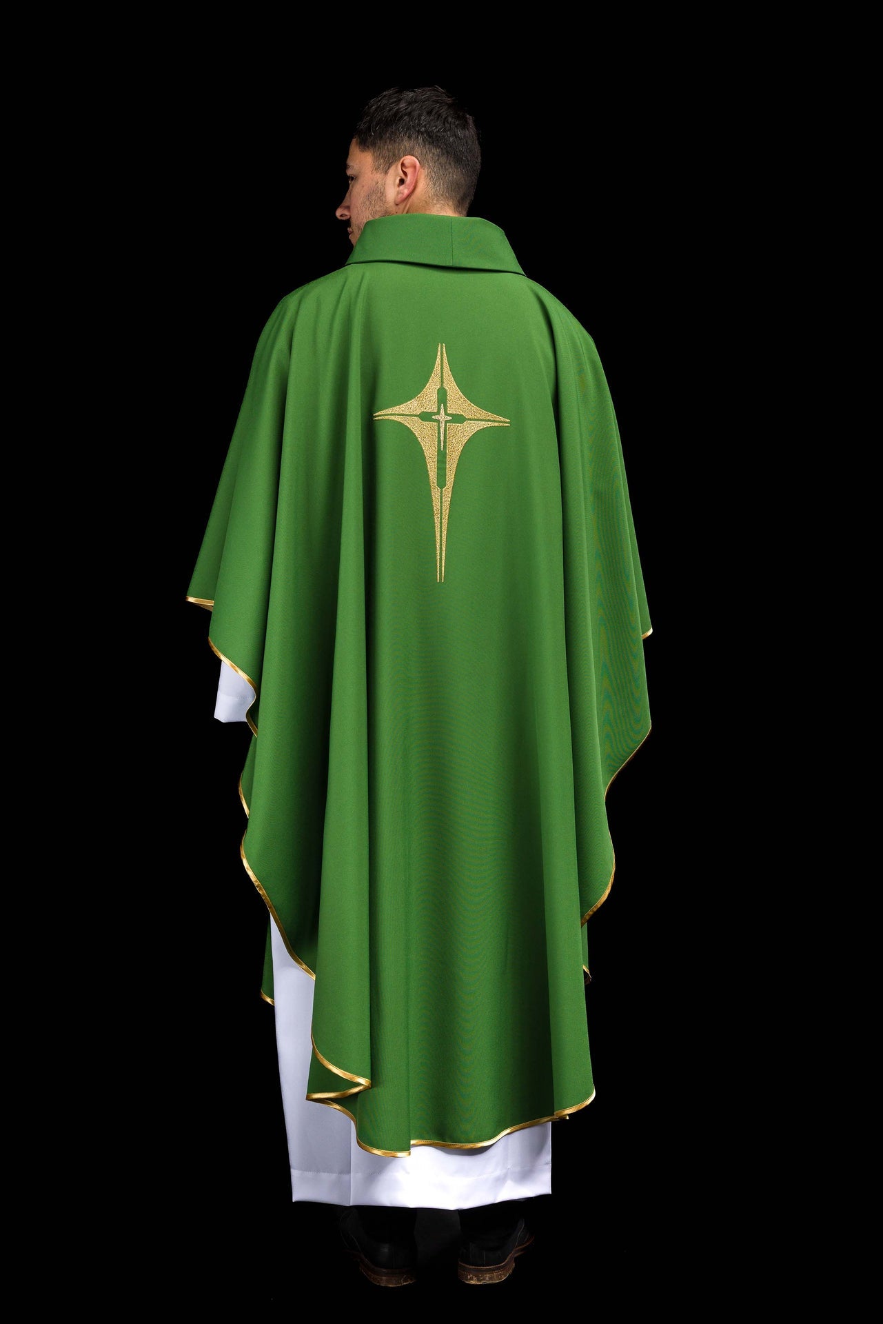 Chasuble verte brodée avec motif de croix