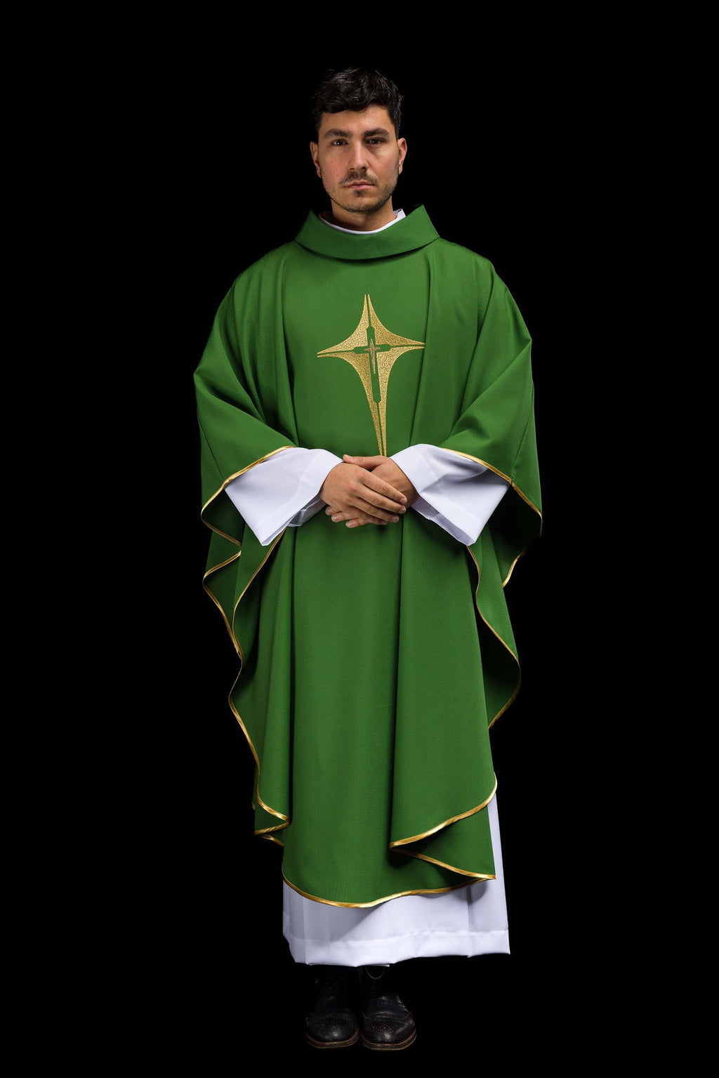 Chasuble verte brodée avec motif de croix