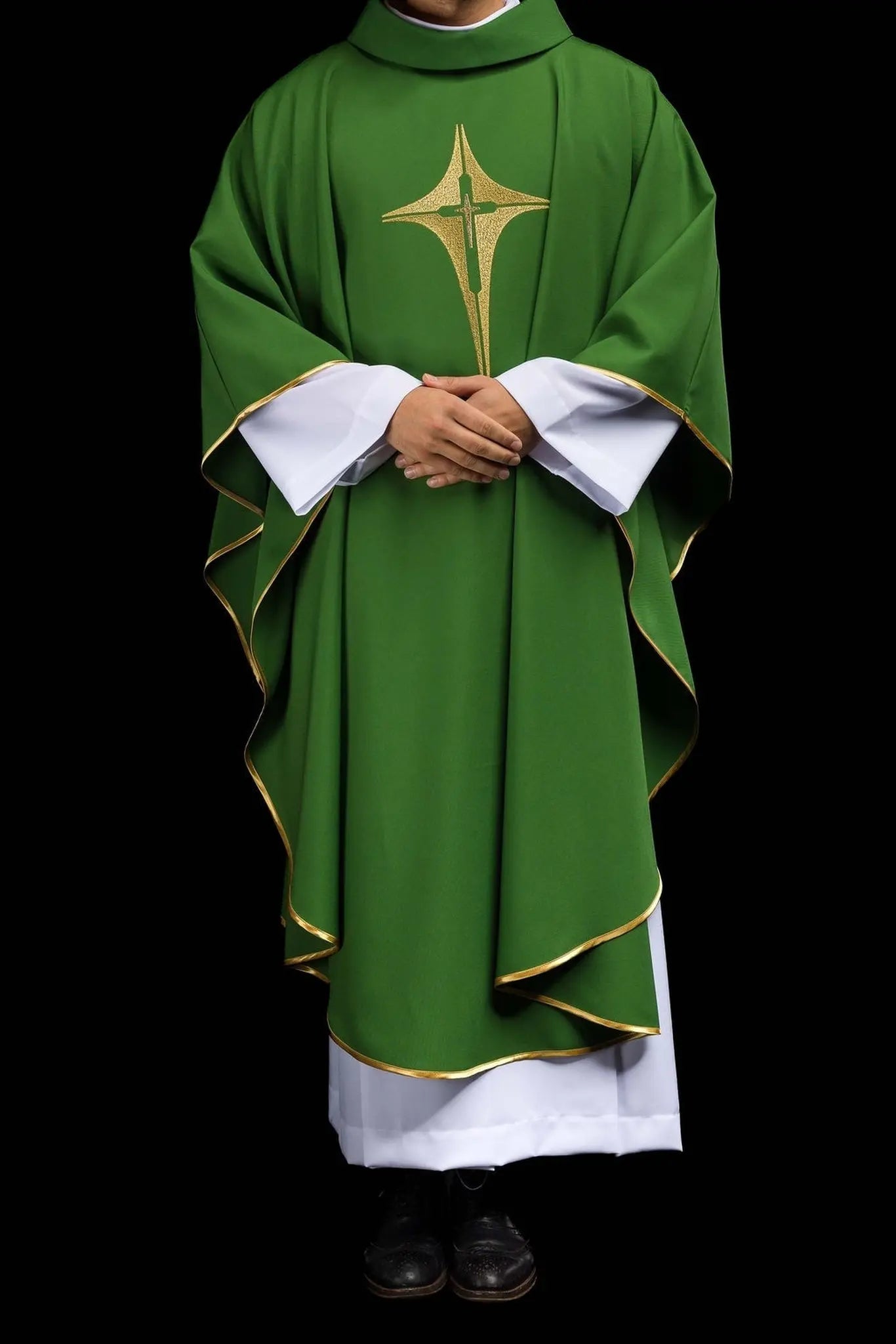 Chasuble verte brodée avec motif de croix