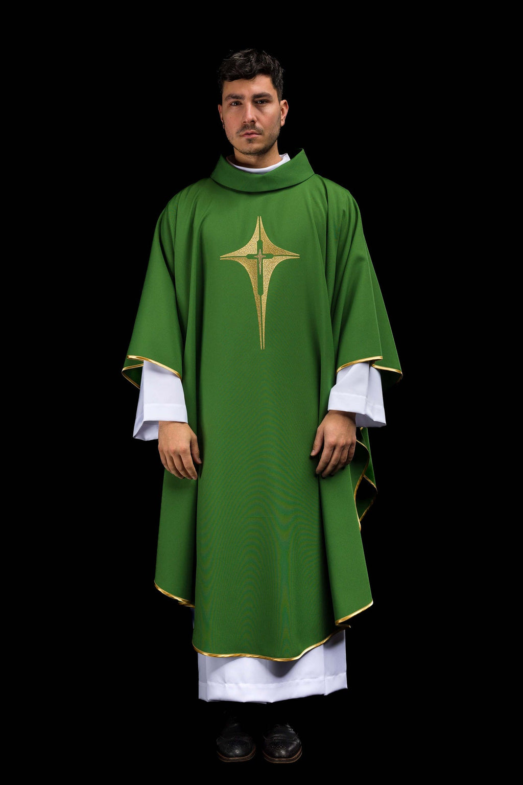 Chasuble verte brodée avec motif de croix