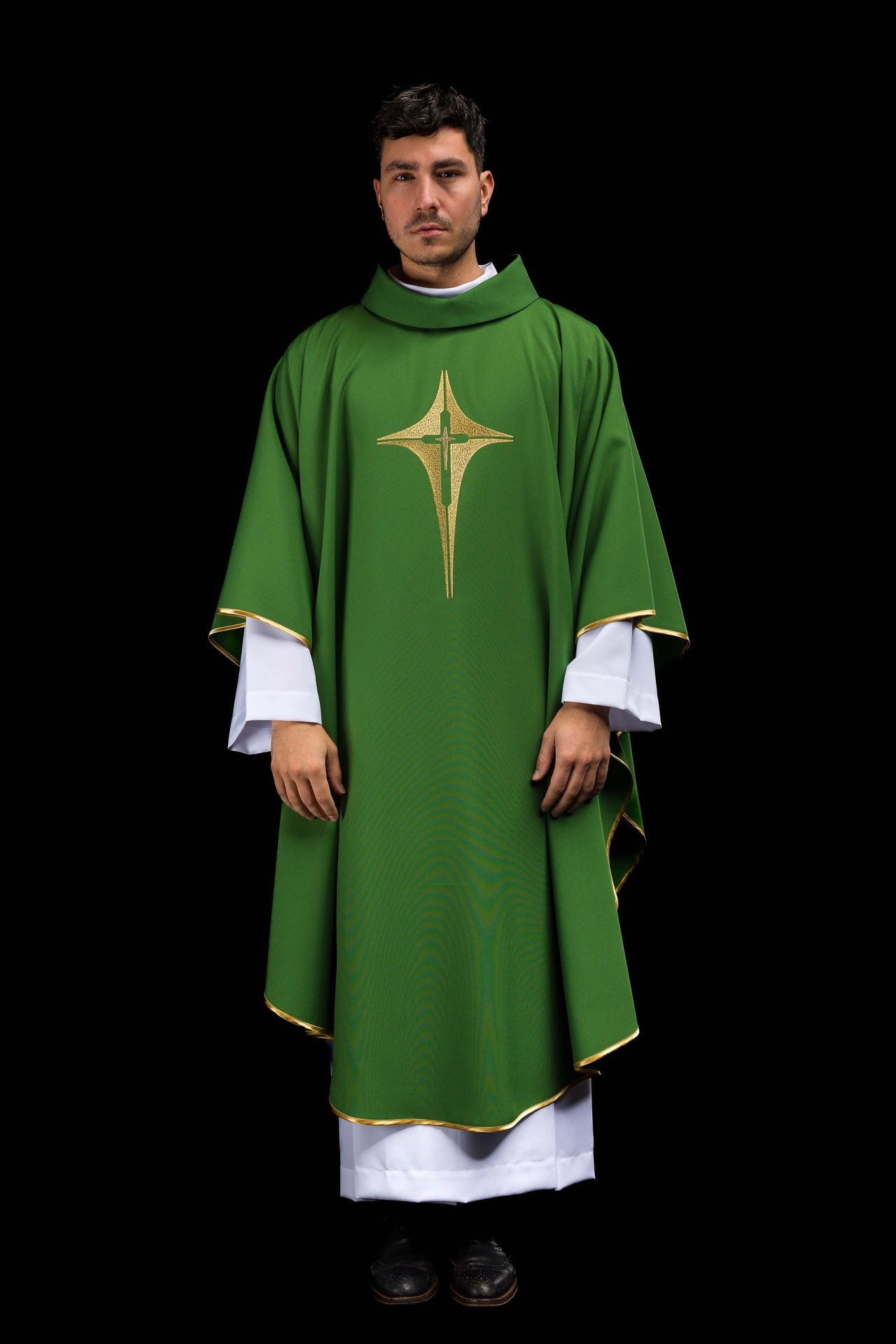 Chasuble verte brodée avec motif de croix