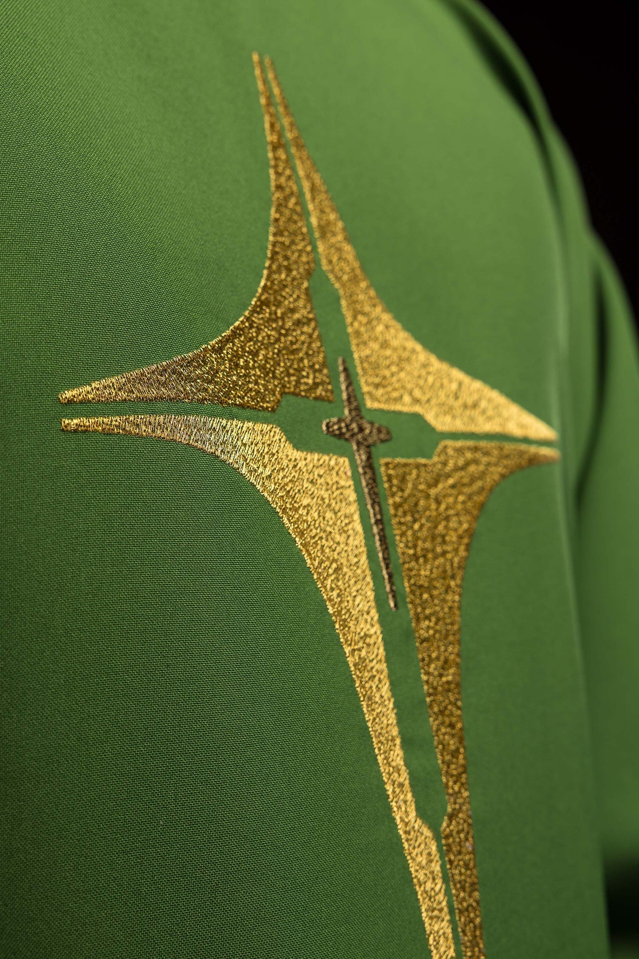 Chasuble verte brodée avec motif de croix