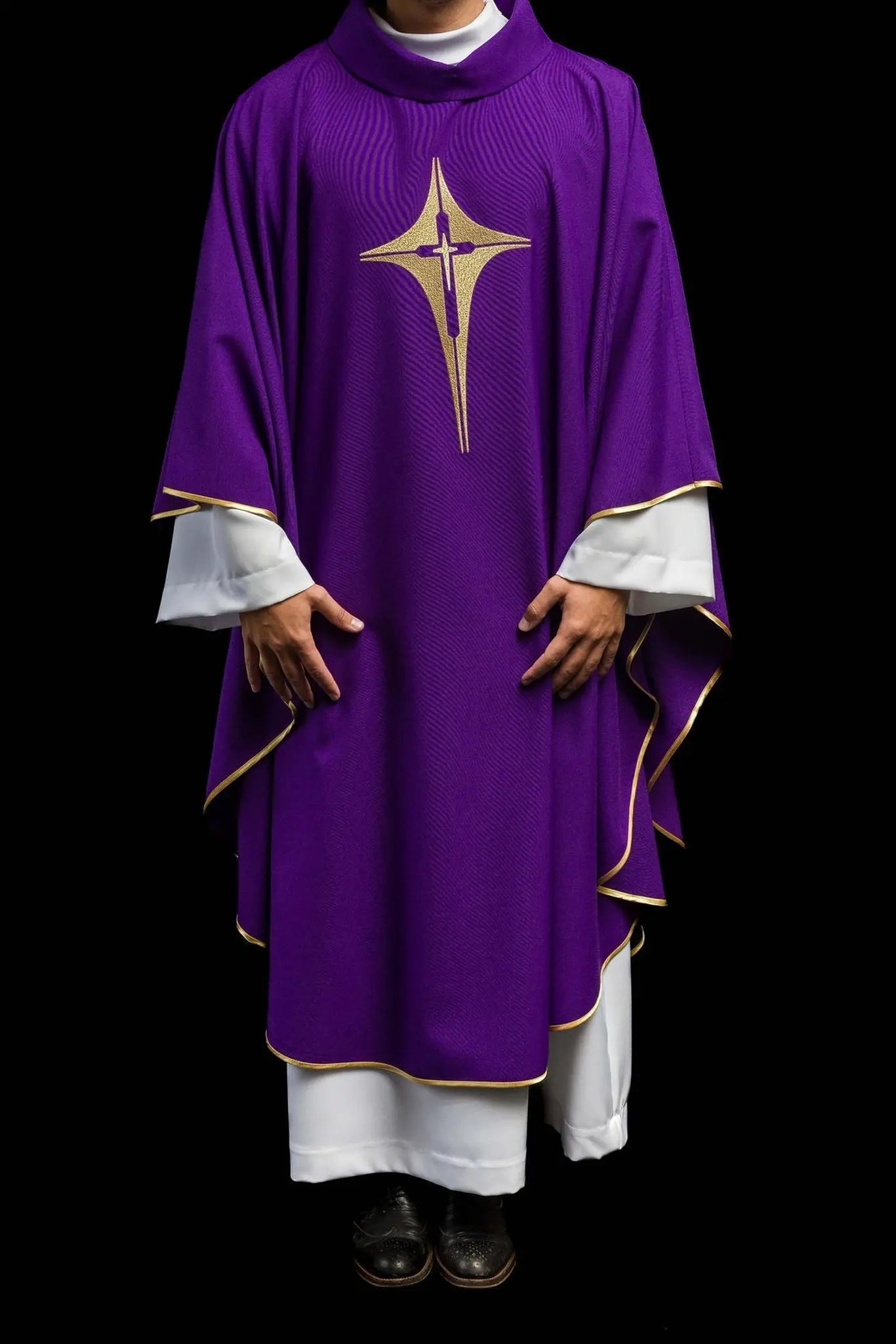 Chasuble violette brodée avec motif de croix