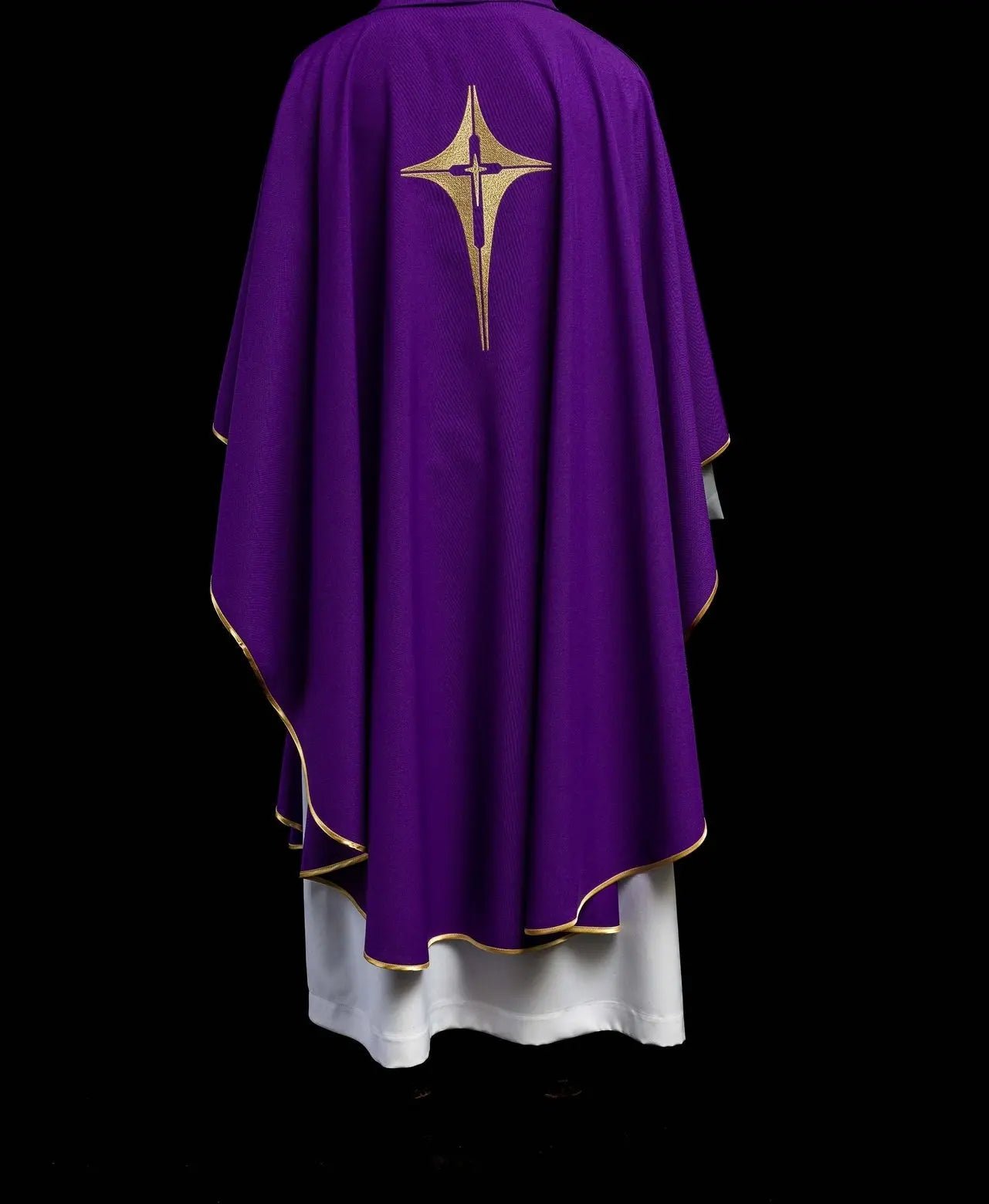 Chasuble violette brodée avec motif de croix