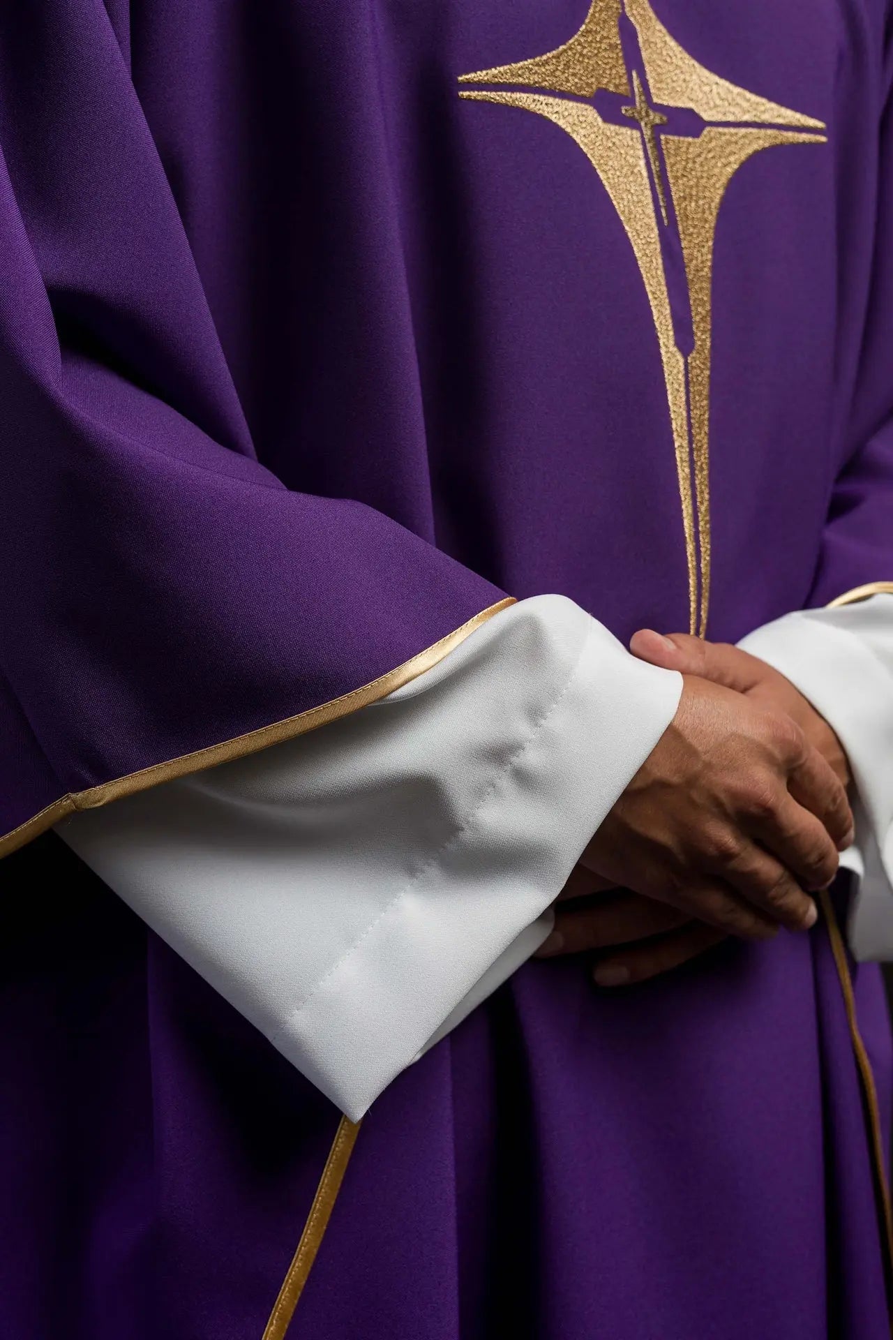 Chasuble violette brodée avec motif de croix