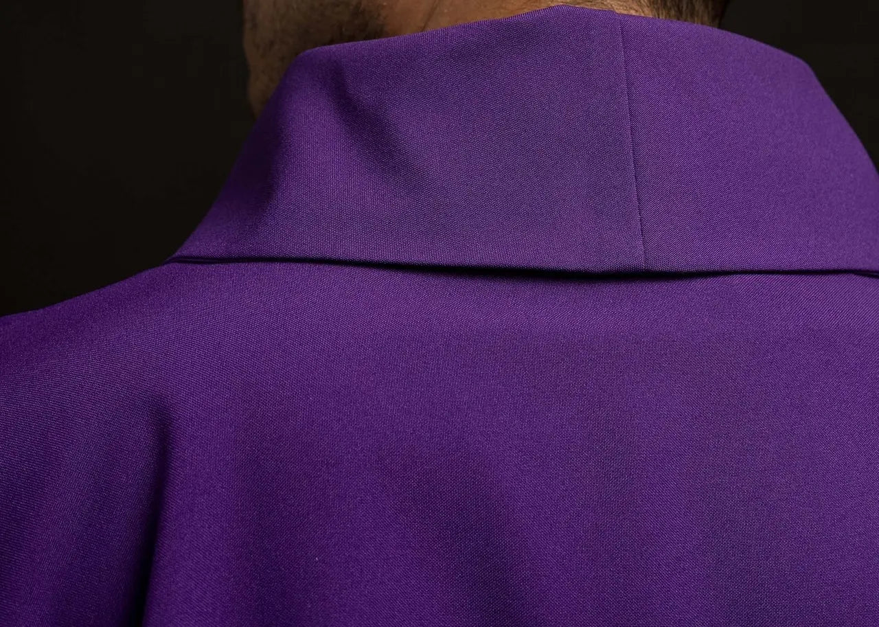 Chasuble violette brodée avec motif de croix