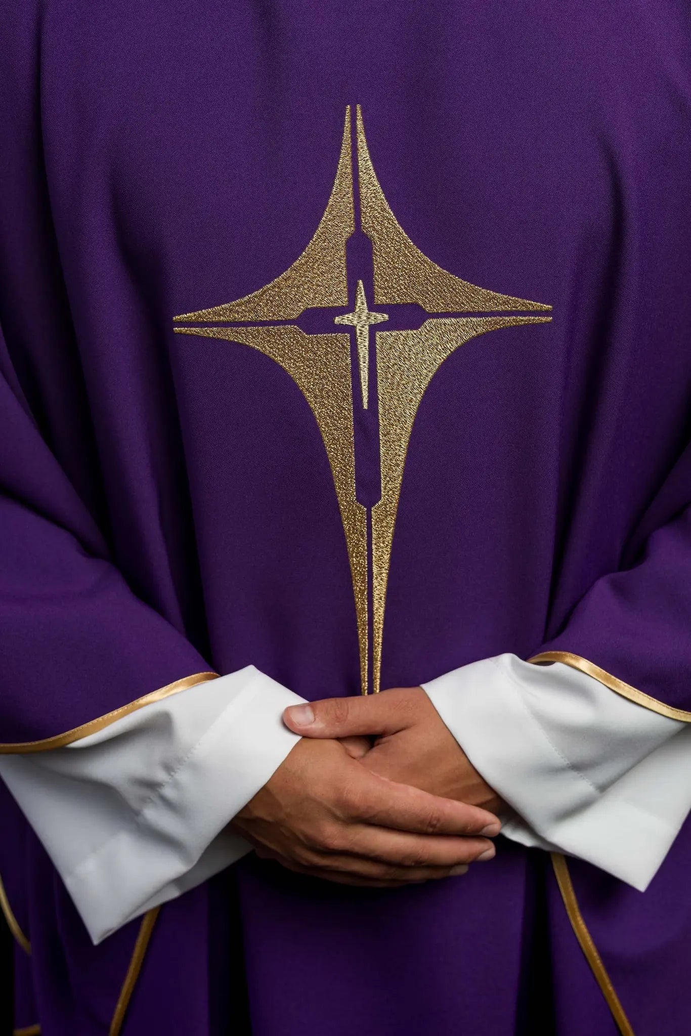 Chasuble violette brodée avec motif de croix