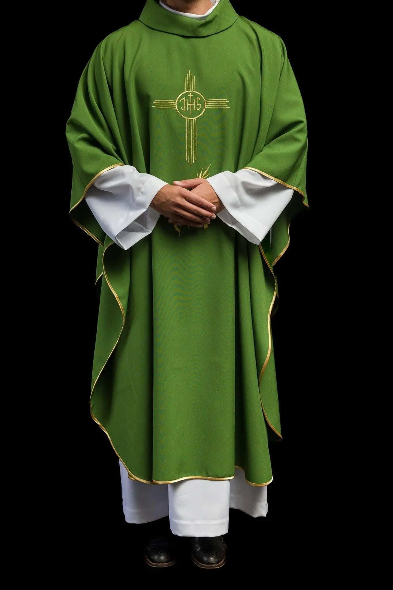 Chasuble verte brodée avec motif IHS