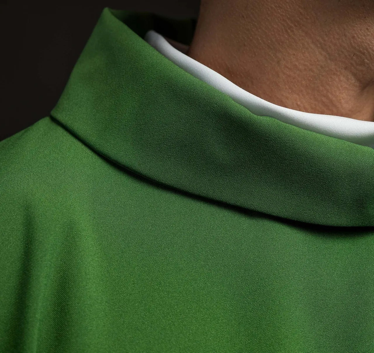 Chasuble verte brodée avec motif IHS