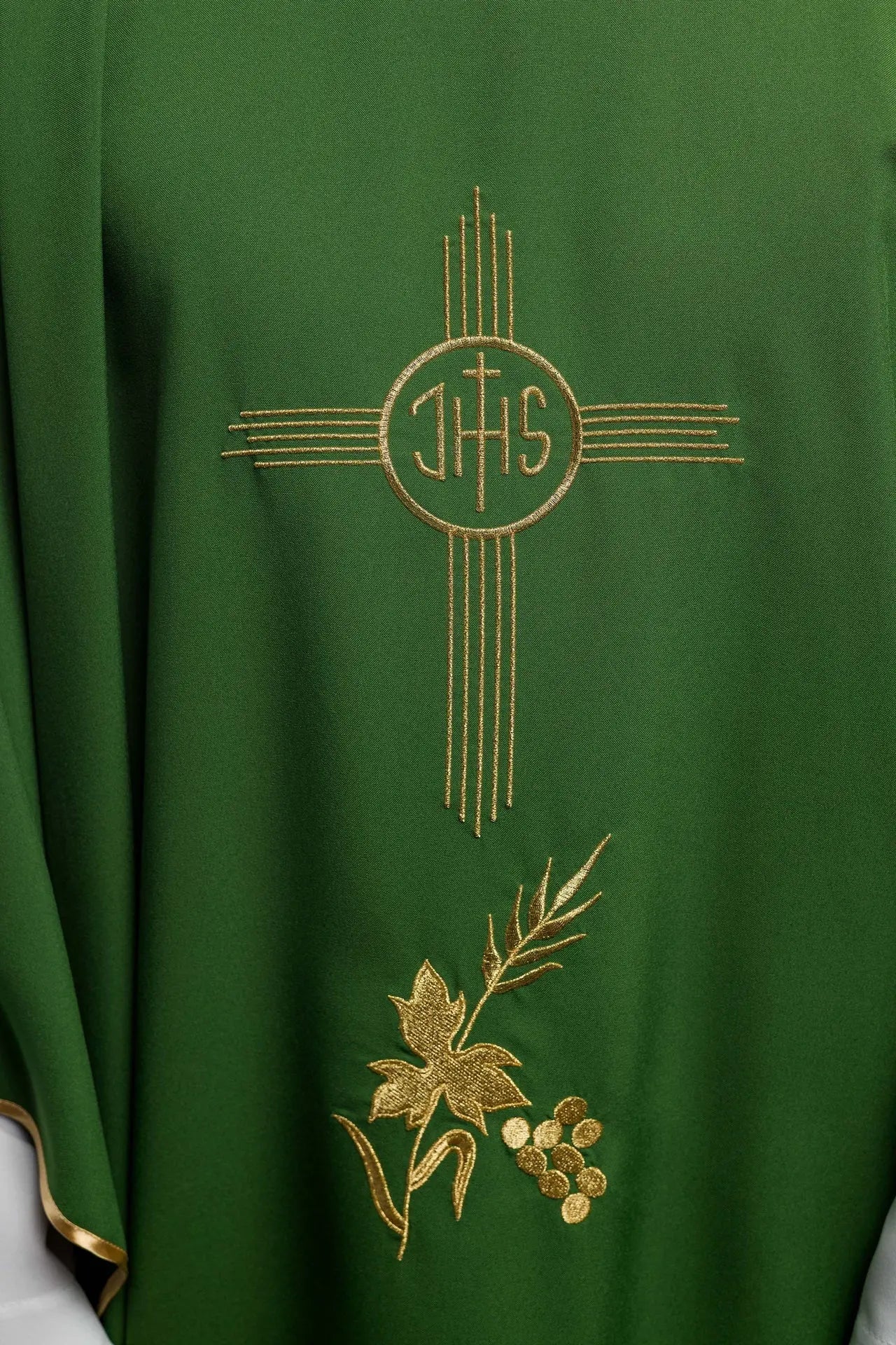 Chasuble verte brodée avec motif IHS