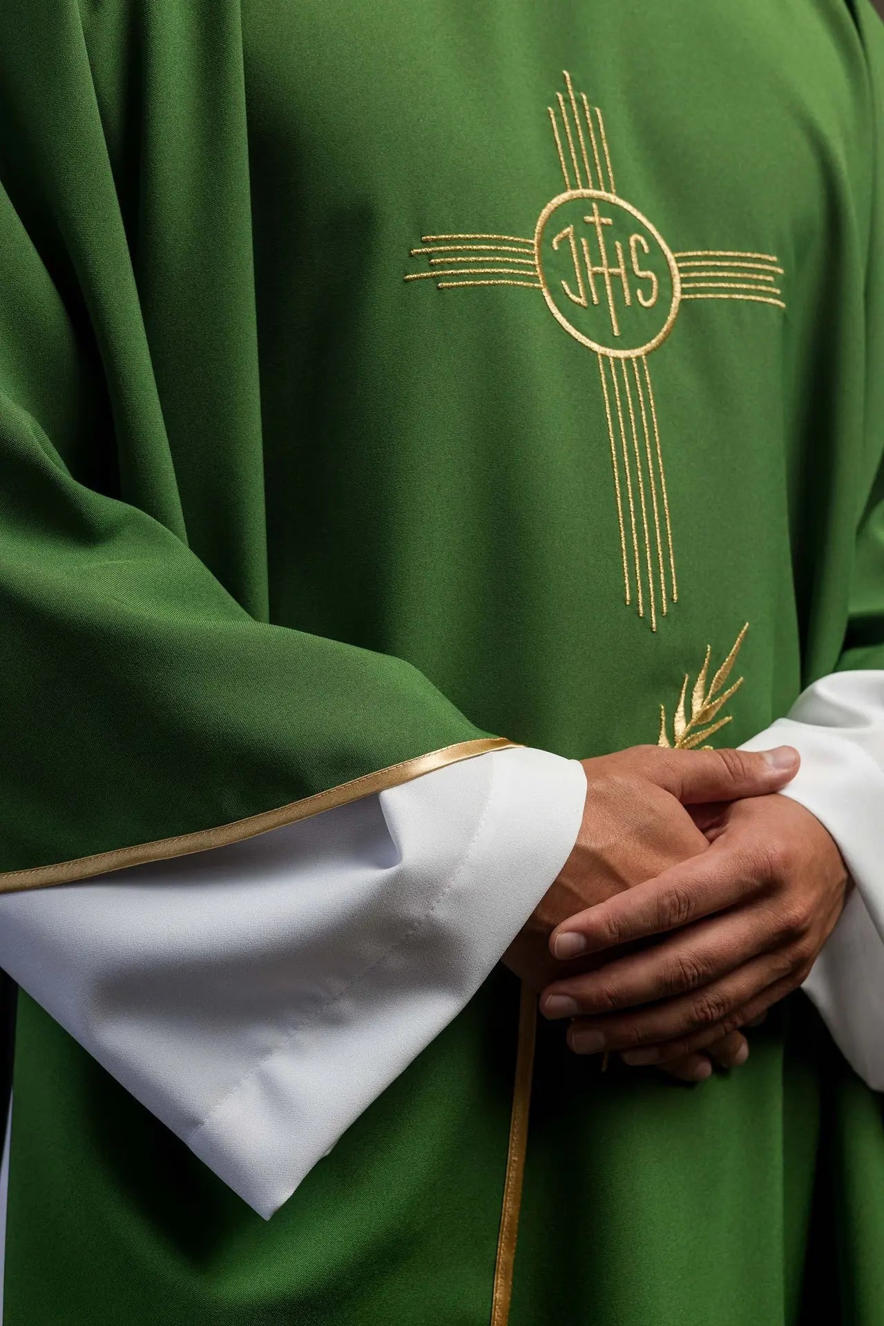 Chasuble verte brodée avec motif IHS