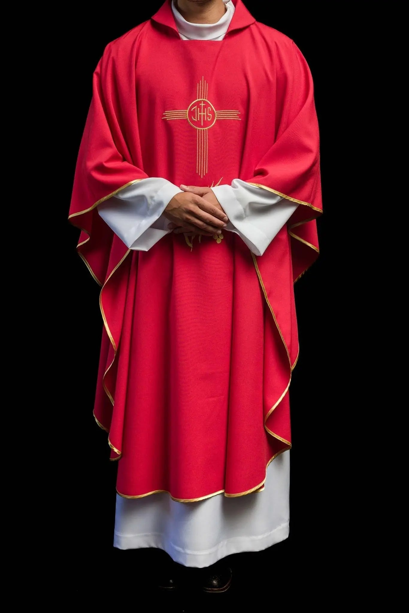 Chasuble rouge brodée avec large col et motif IHS