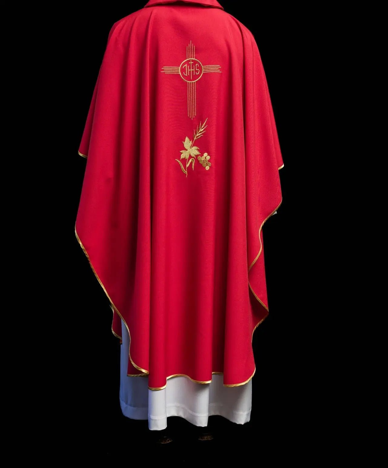 Chasuble rouge brodée avec large col et motif IHS