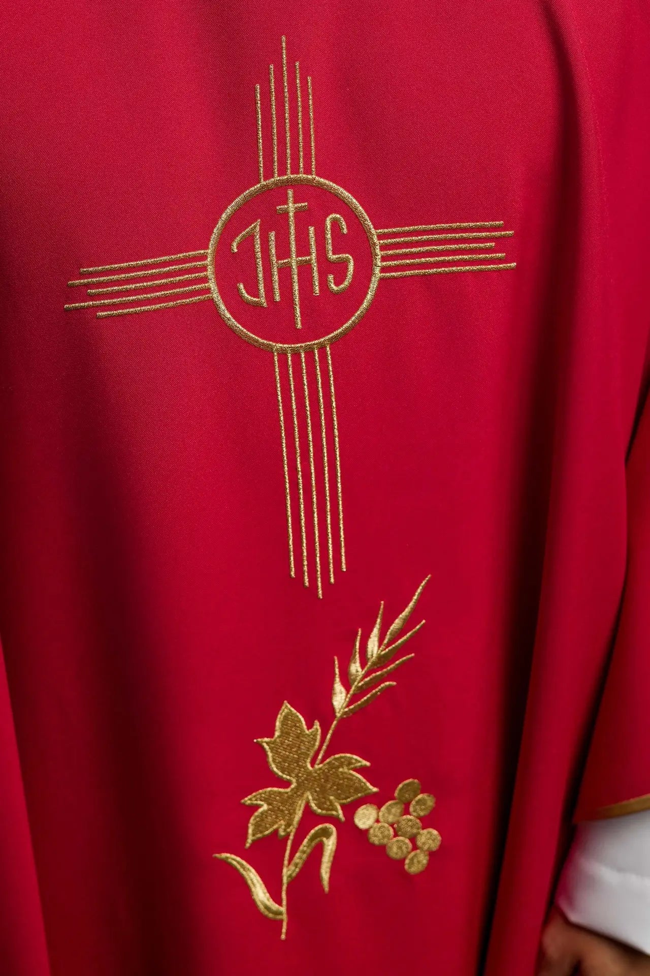 Chasuble rouge brodée avec large col et motif IHS