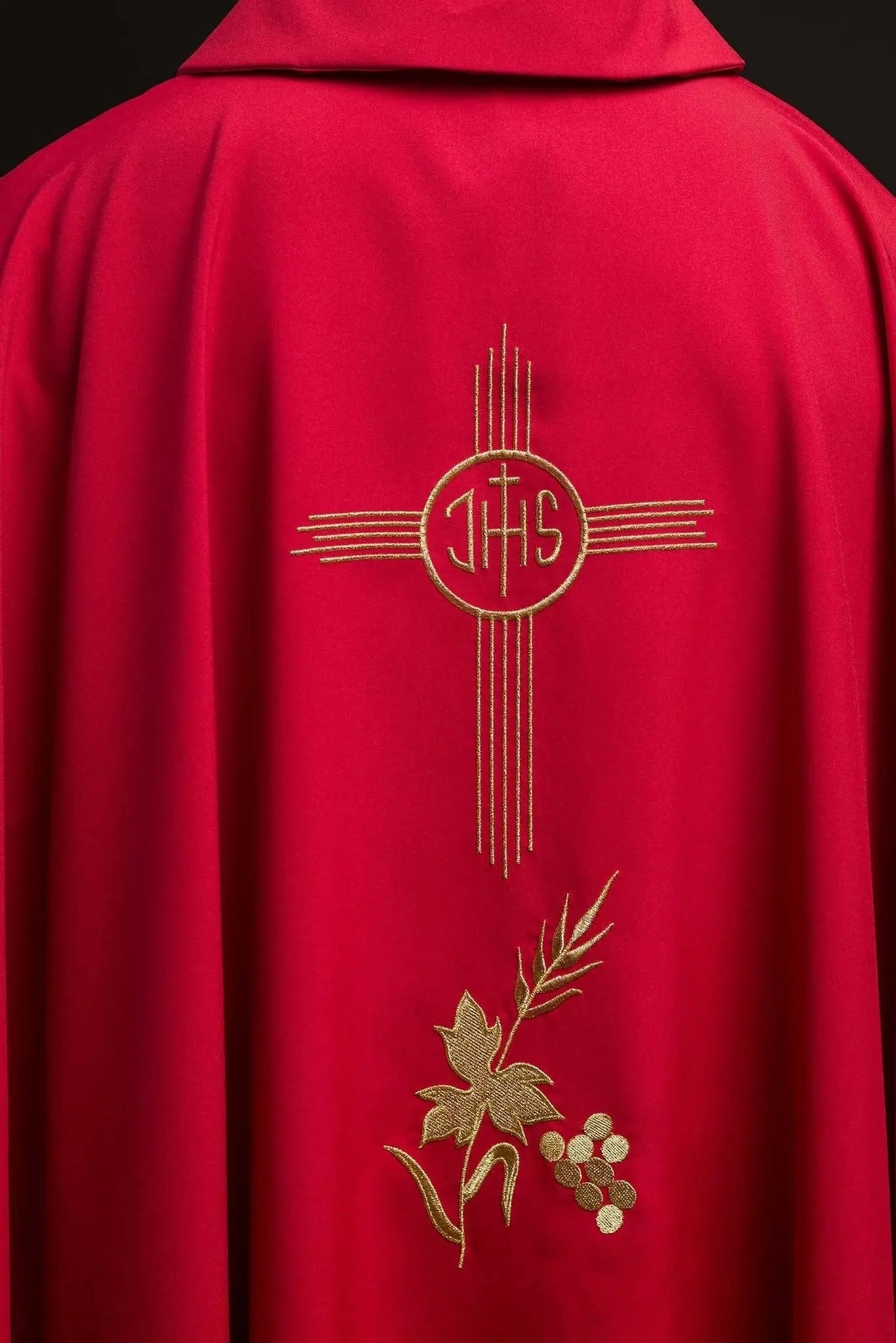 Chasuble rouge brodée avec large col et motif IHS