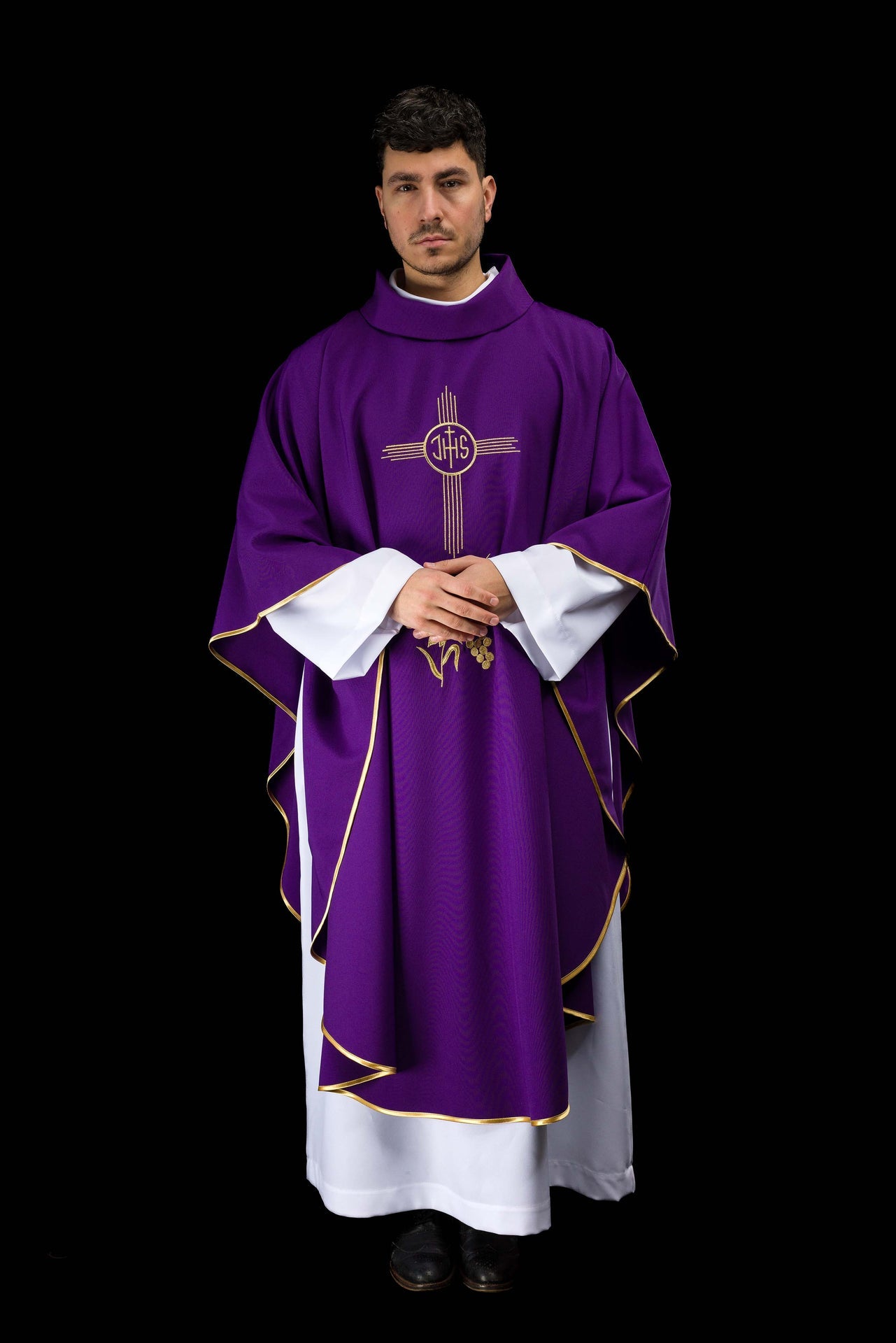 Chasuble violette brodée avec motif IHS
