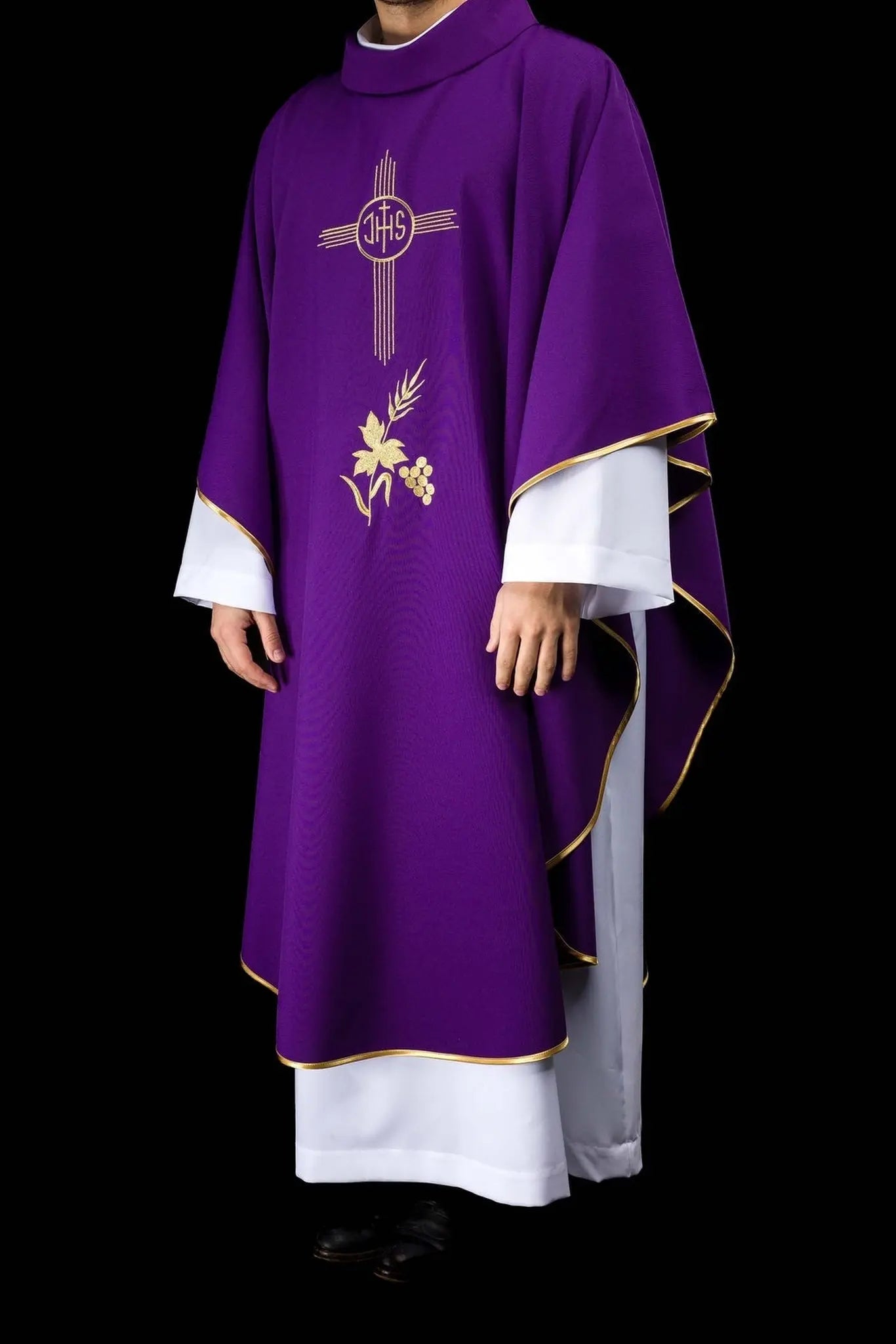 Chasuble violette brodée avec motif IHS
