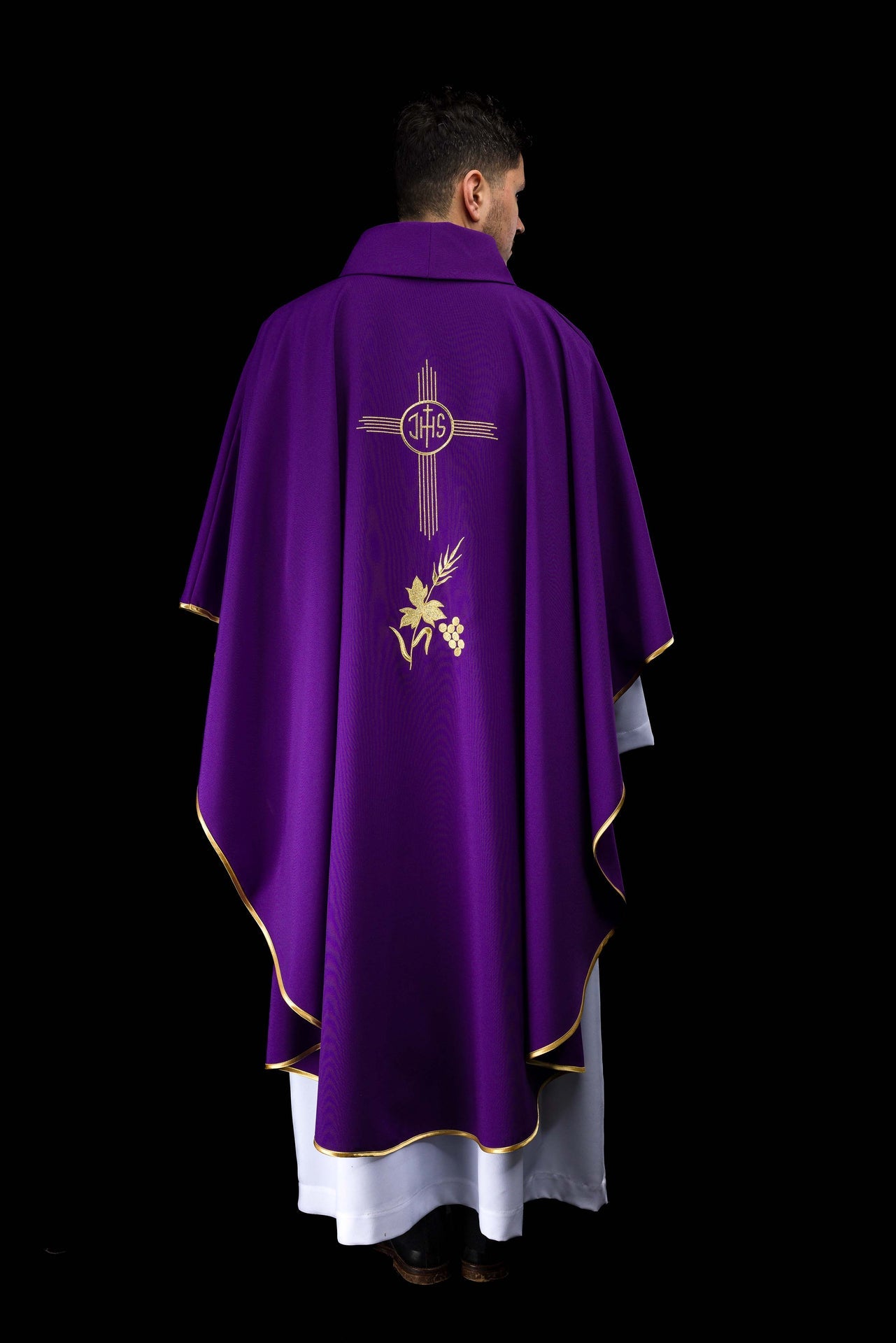 Chasuble violette brodée avec motif IHS