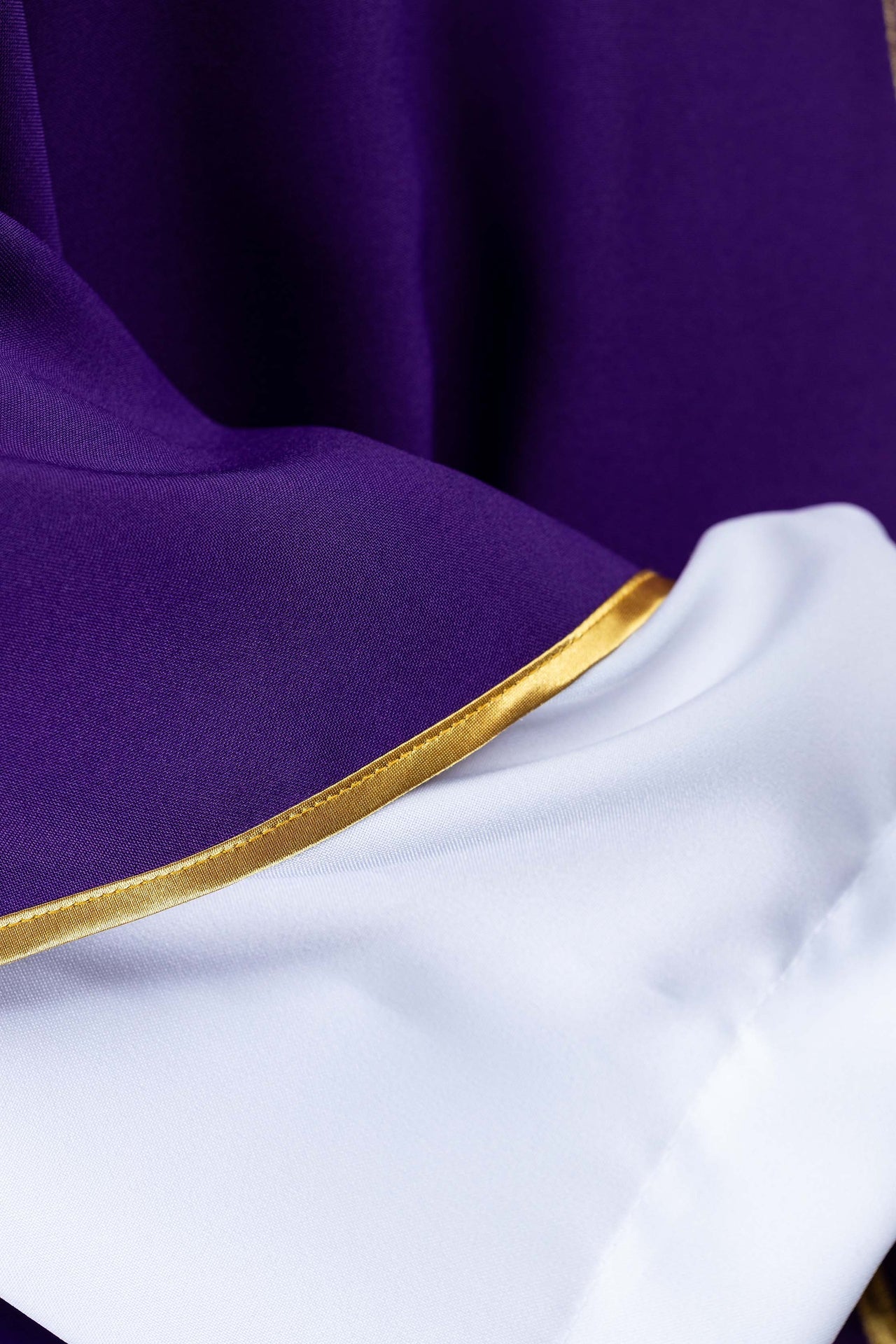 Chasuble violette brodée avec motif IHS