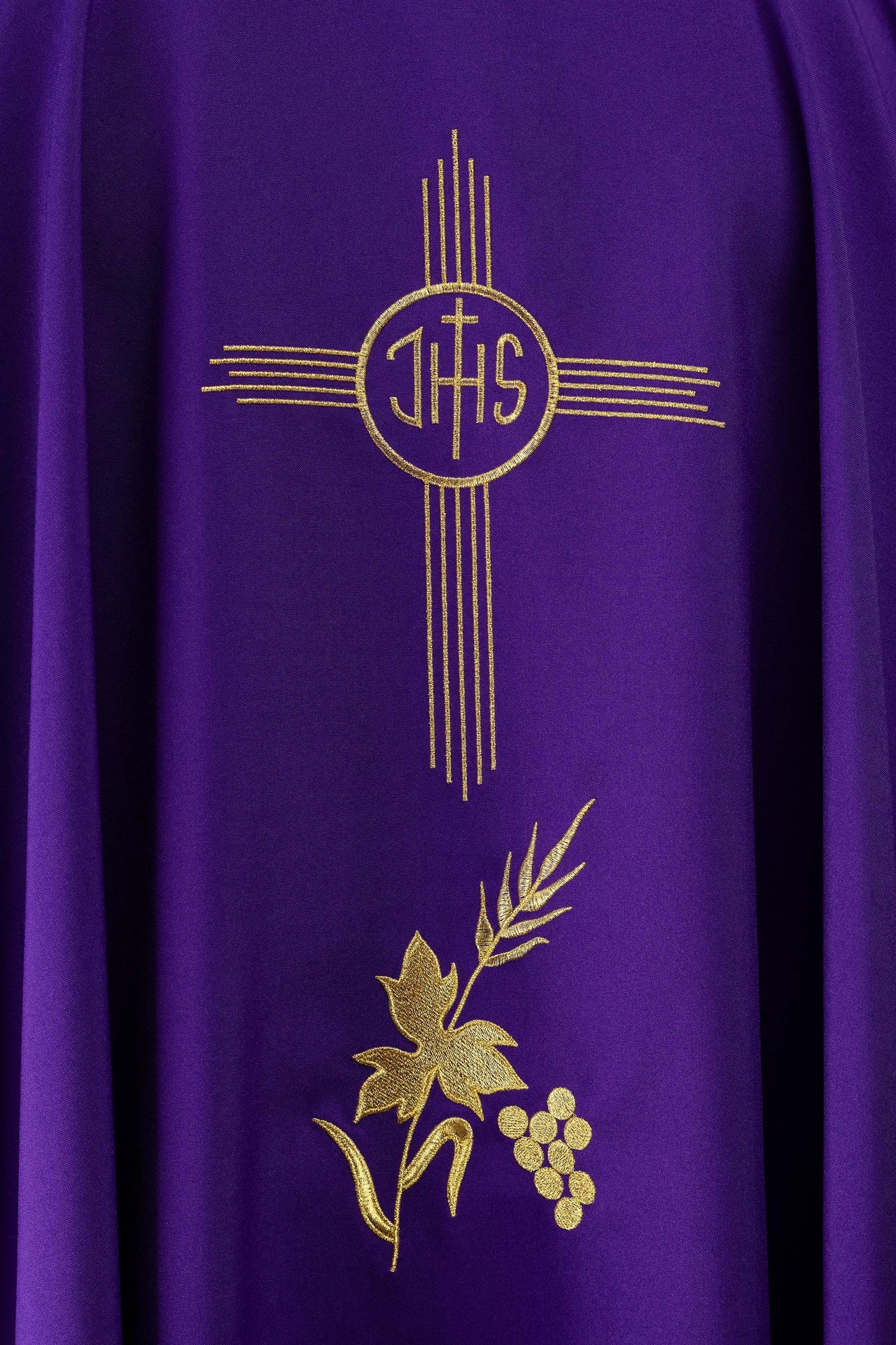 Chasuble violette brodée avec motif IHS